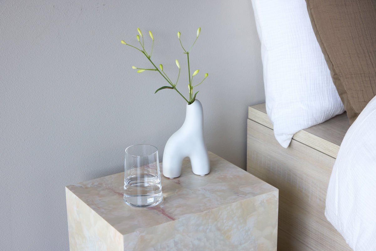 Prístavný stolík Quadro – v béžovej farbe s kamenným vzhľadom