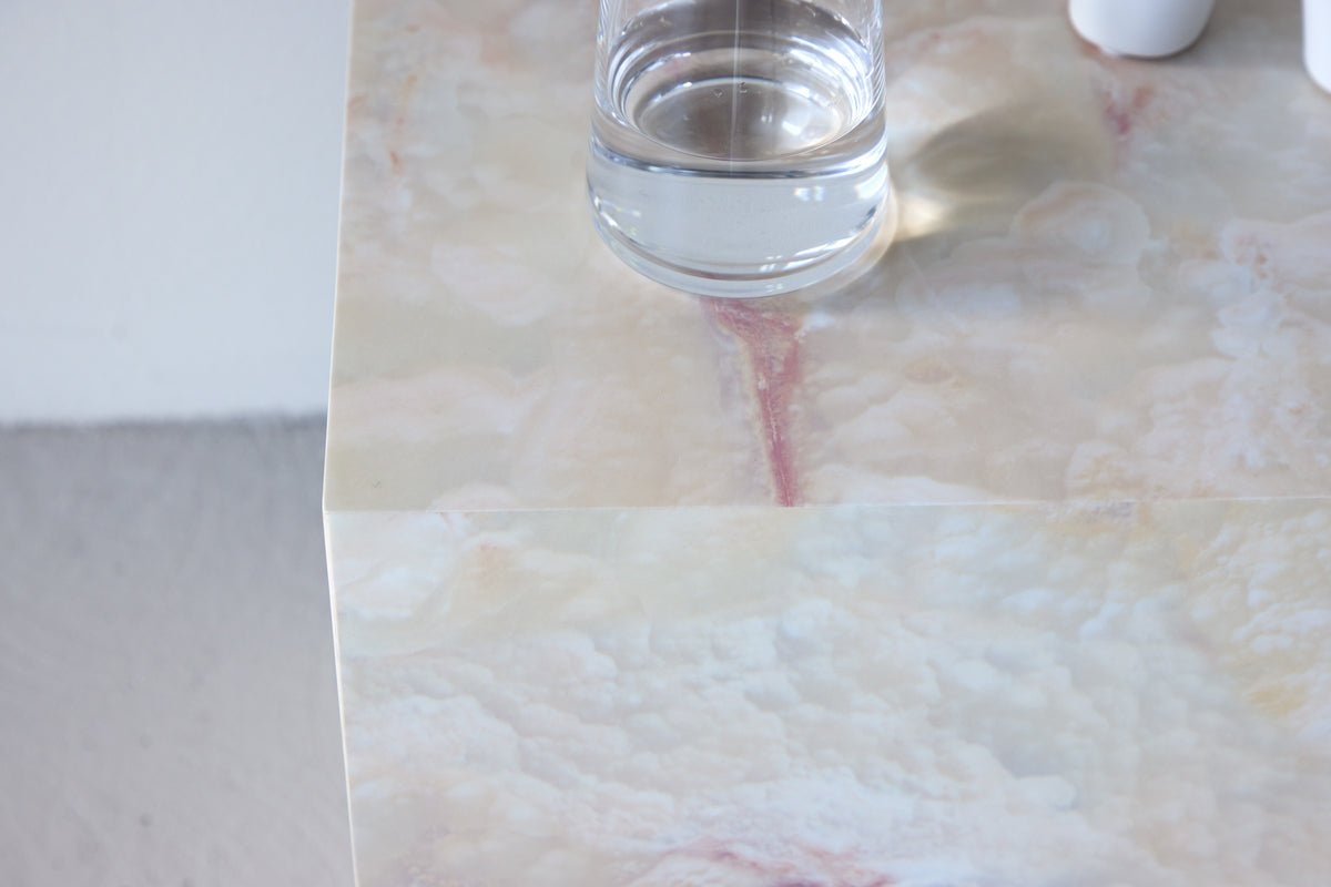 Prístavný stolík Quadro – v béžovej farbe s kamenným vzhľadom