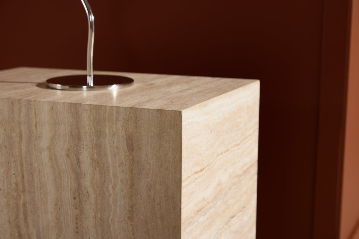 Prístavný stolík Quadro – v béžovej farbe s kamenným vzhľadom