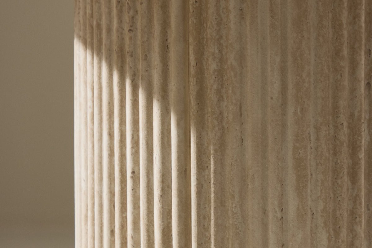 Konferenčný stolík/príručný stolík Tino - s ryhovanou nohou