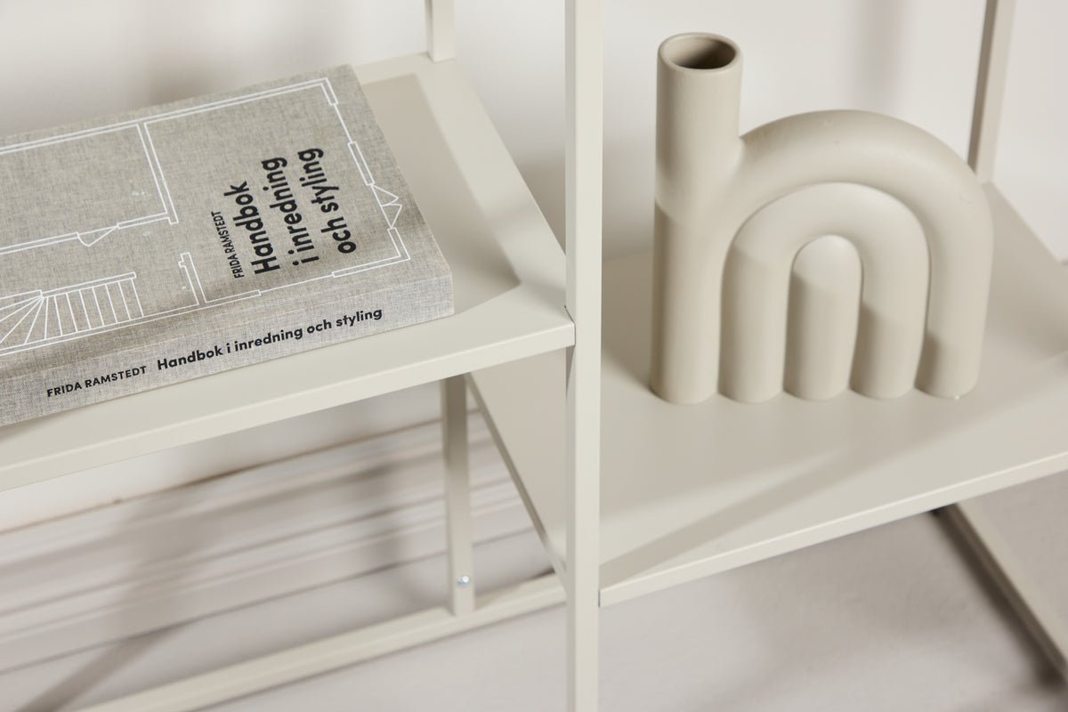 Prístavný stolík Lenny – v jemnom béžovom odtieni