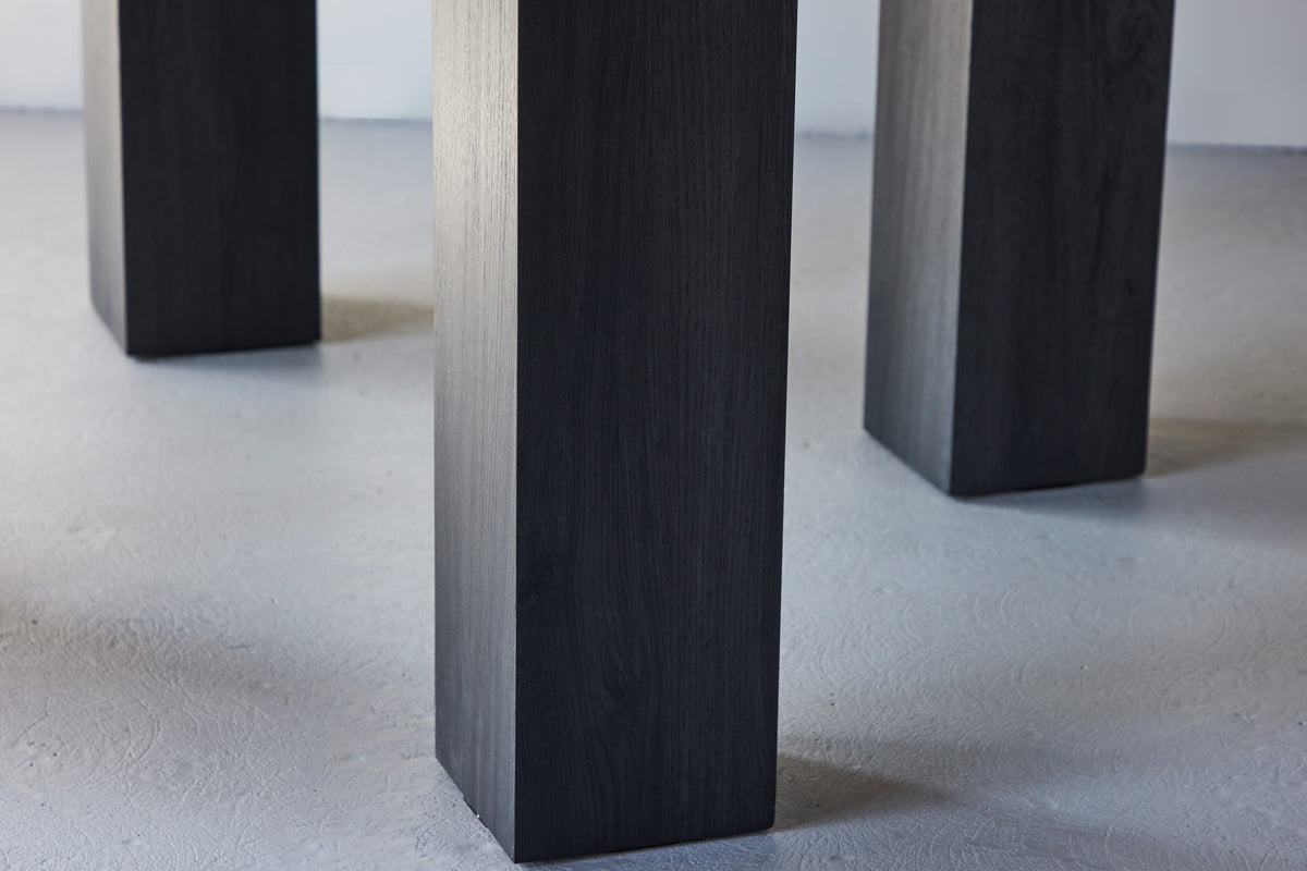 Jedálenský stôl Baylin – okrúhly jedálenský stôl z čierneho MDF