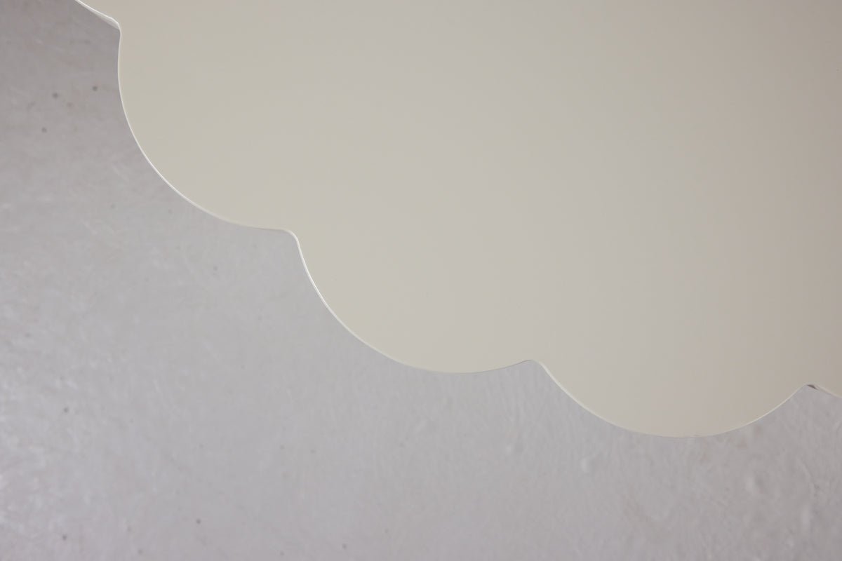 Konferenčný stolík Florena - v béžovej farbe s vlnitým okrajom