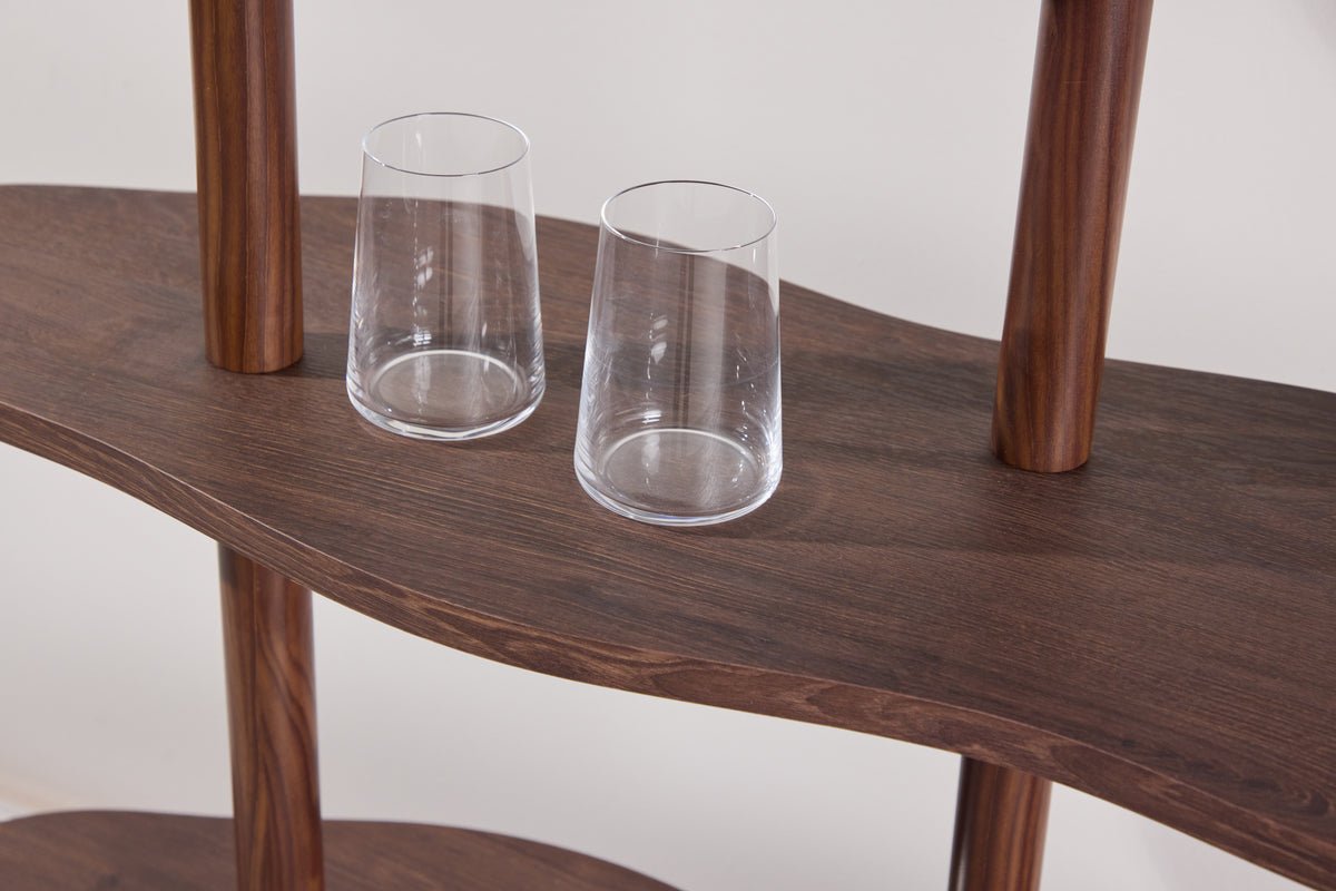 Regal Calvaro – stojací regál v moka farbe s vlnkovým dizajnom