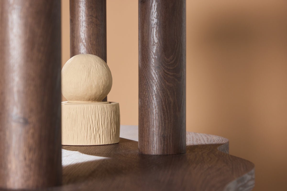 Regal Aureo – 3-poschodový regál v odtieni moka s vlnitým tvarom