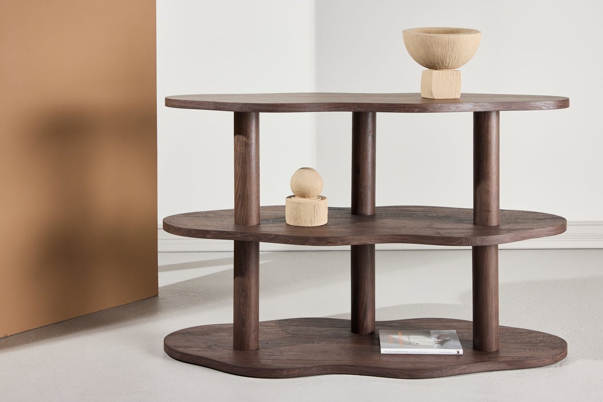 Regal Aureo – 3-poschodový regál v odtieni moka s vlnitým tvarom