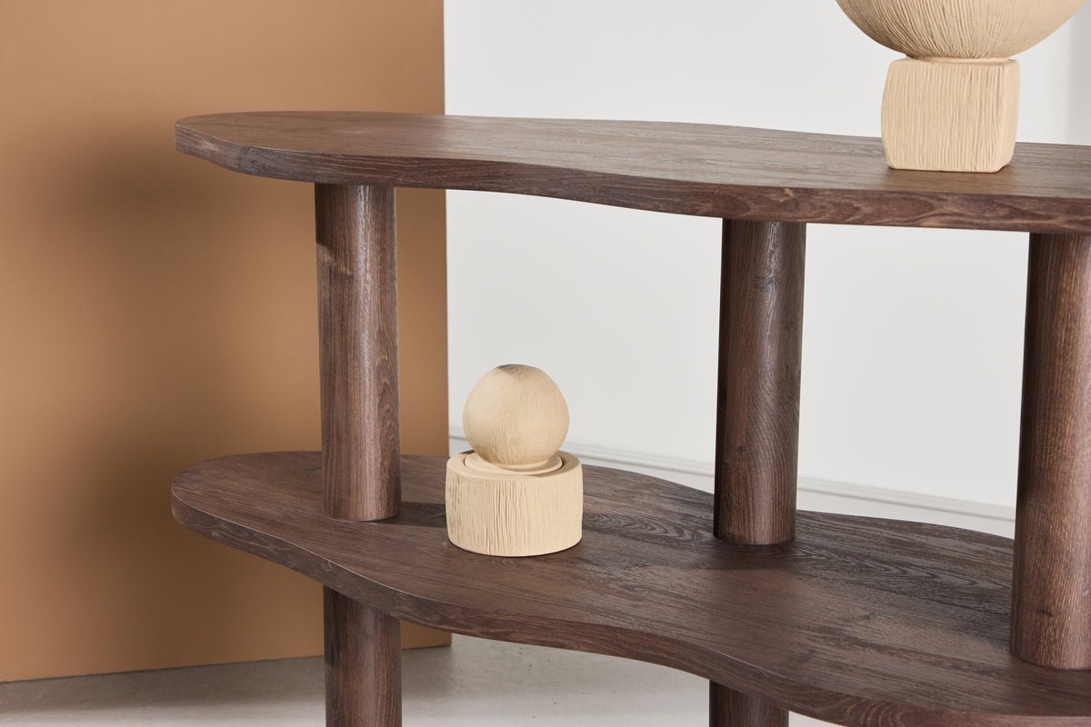 Regal Aureo – 3-poschodový regál v odtieni moka s vlnitým tvarom