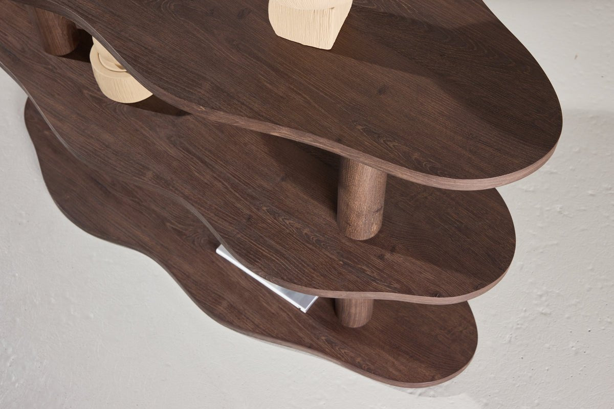 Regal Aureo – 3-poschodový regál v odtieni moka s vlnitým tvarom