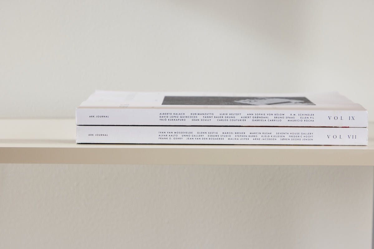 Regal Marano – Bielá s chrómovými vzperami v modernom dizajne