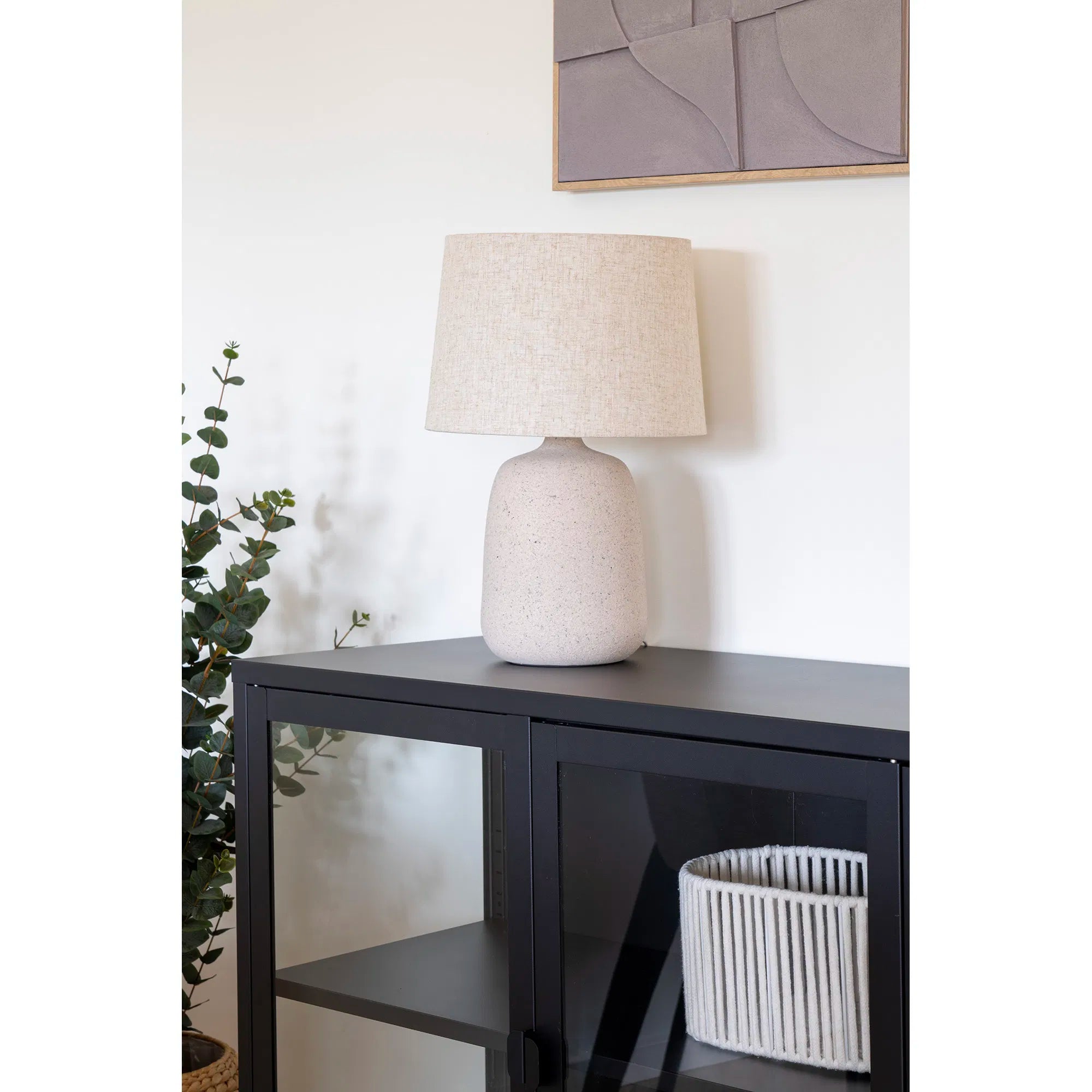 Stolná lampa „Carmelo“ – piesková štruktúra v modernom vzhľade