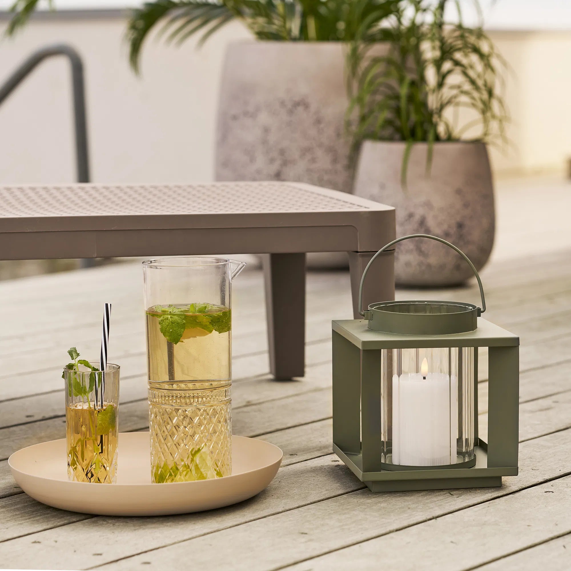 Sviečková lucerna Eirnova – vyrobená z kovu a skla