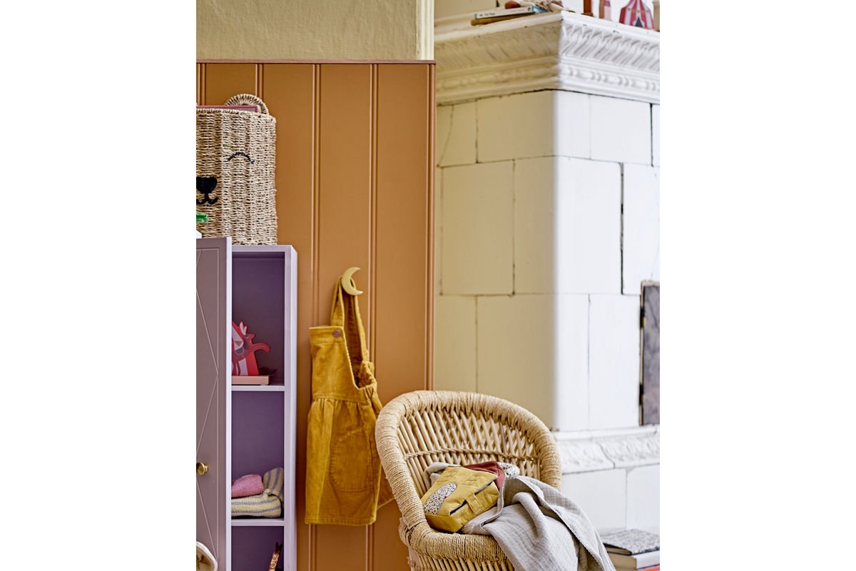 Nástenná skriňa Lana – Fialová drevená skrinka s mosadzným úchytom a vzorovaným čelom