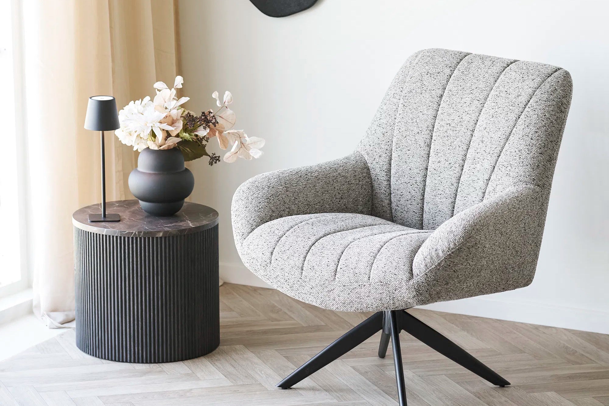 Stolná lampa Varnien – štýlové akcentové osvetlenie do interiéru