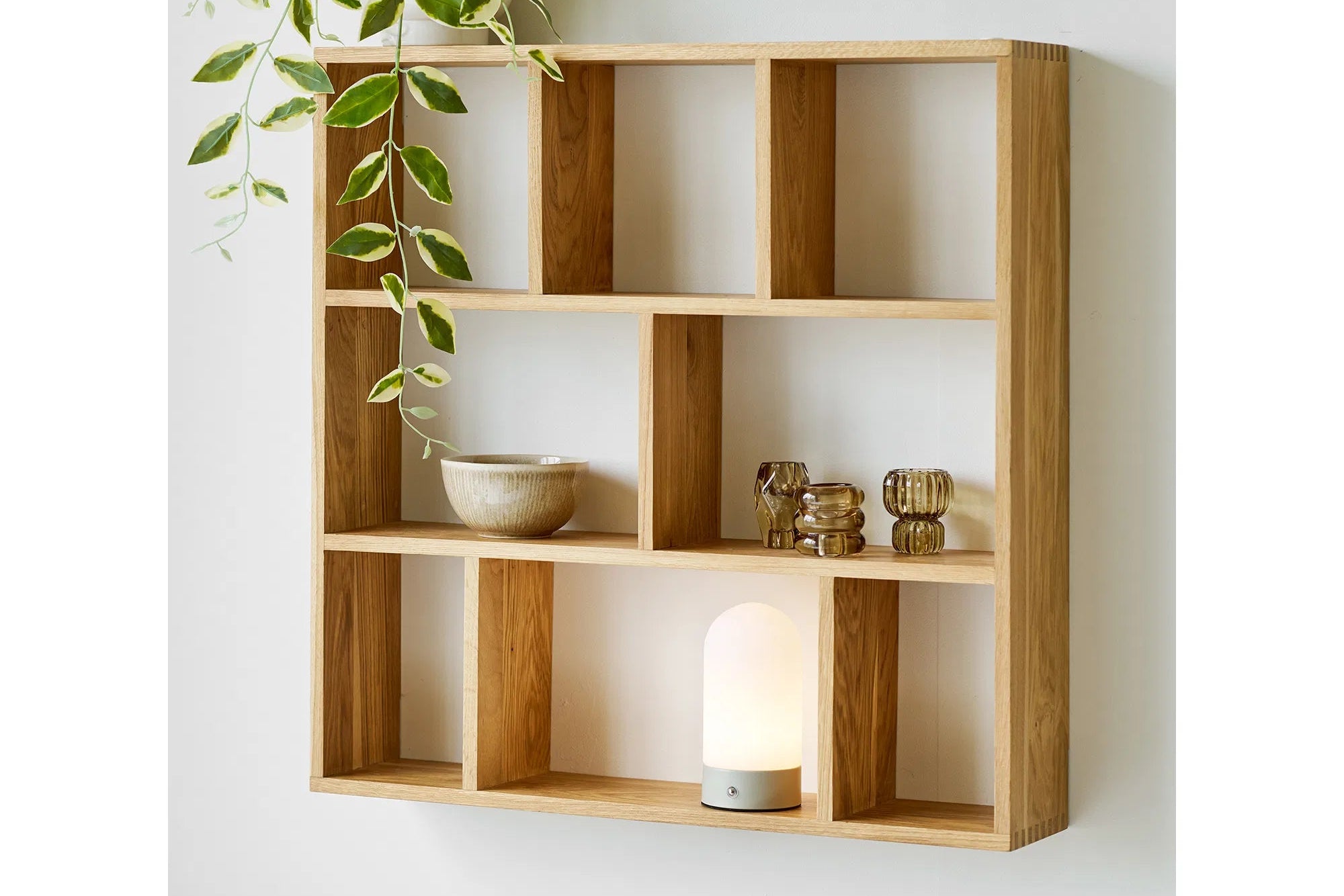 Stolná lampa Eirnova – elegantný dizajn