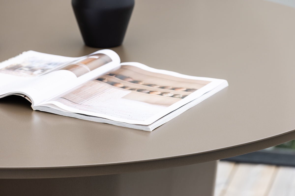 Záhradný jedálenský stôl Calma - Ø 120 cm z hnedého hliníka