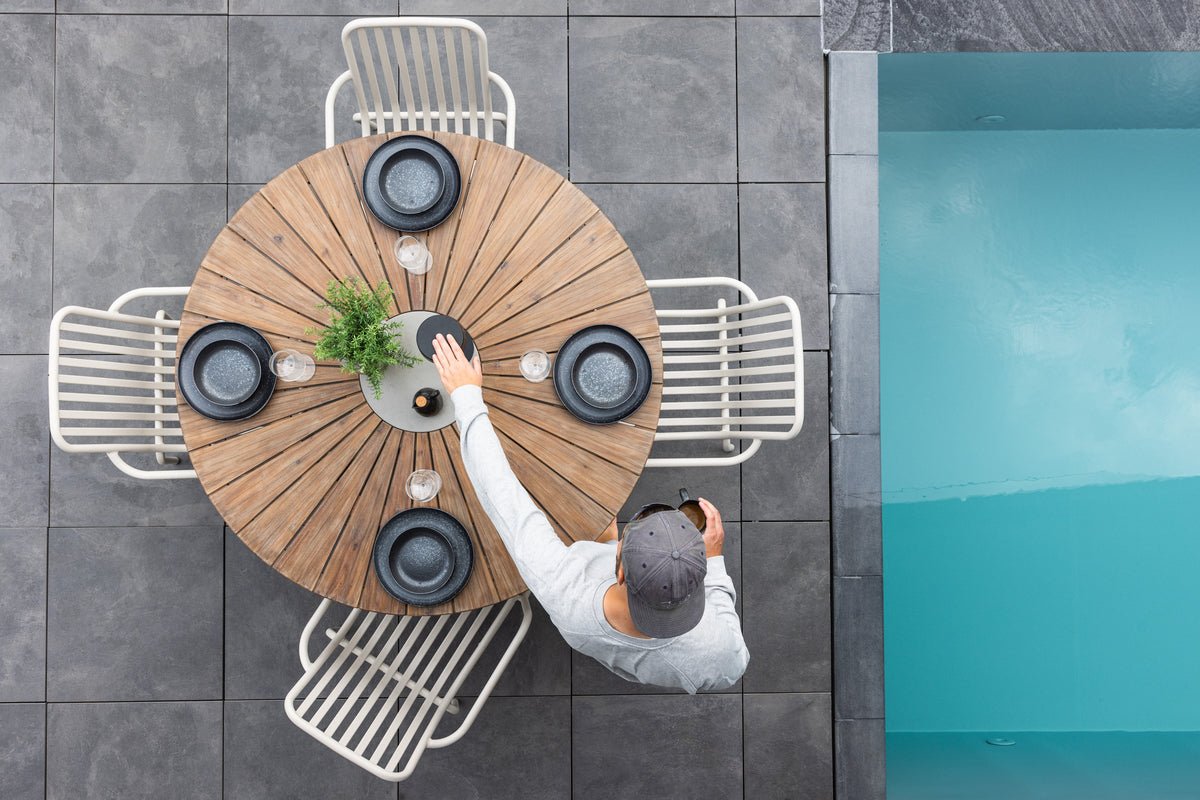 Záhradný jedálenský stôl Rose - Ø 140 cm z hnedého akáciového dreva