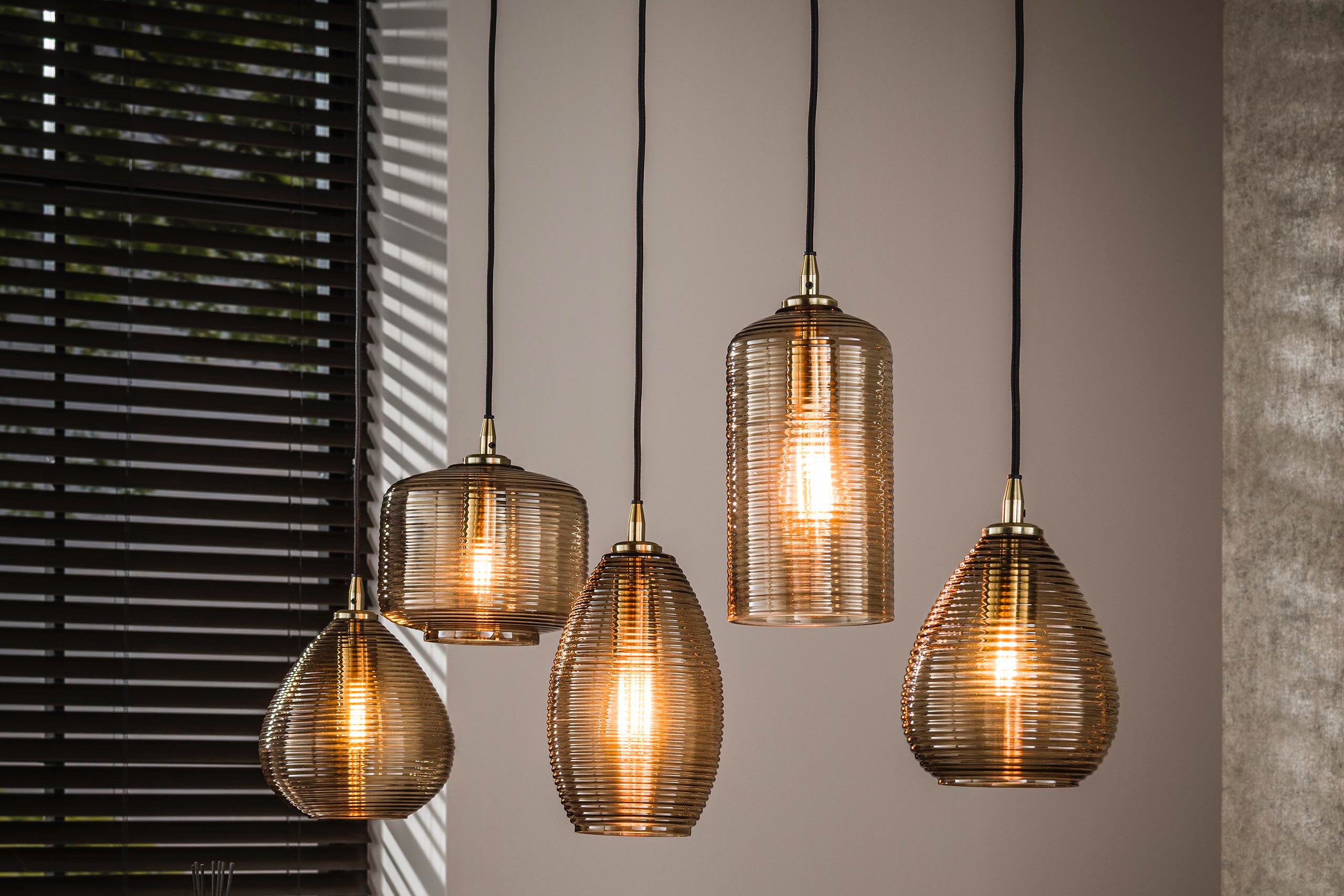 Závesné svietidlo Lumira – Ručne vyrábané sklenené tienidlá v dymovo hnedej farbe (5-plamenné)