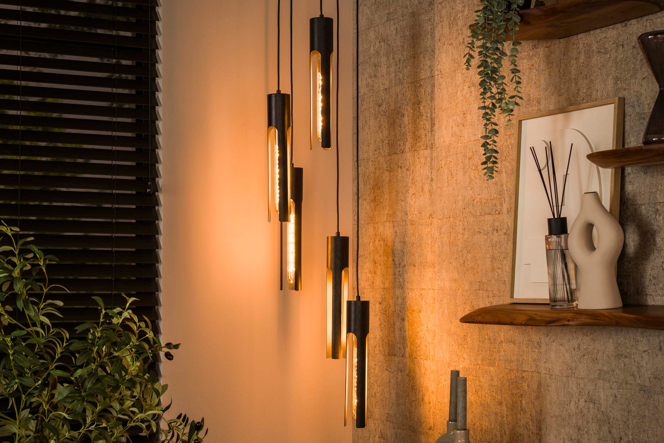 Závesné svietidlo „Fenora“ – stupňovité s 5 svetlami v čiernom tube dizajne