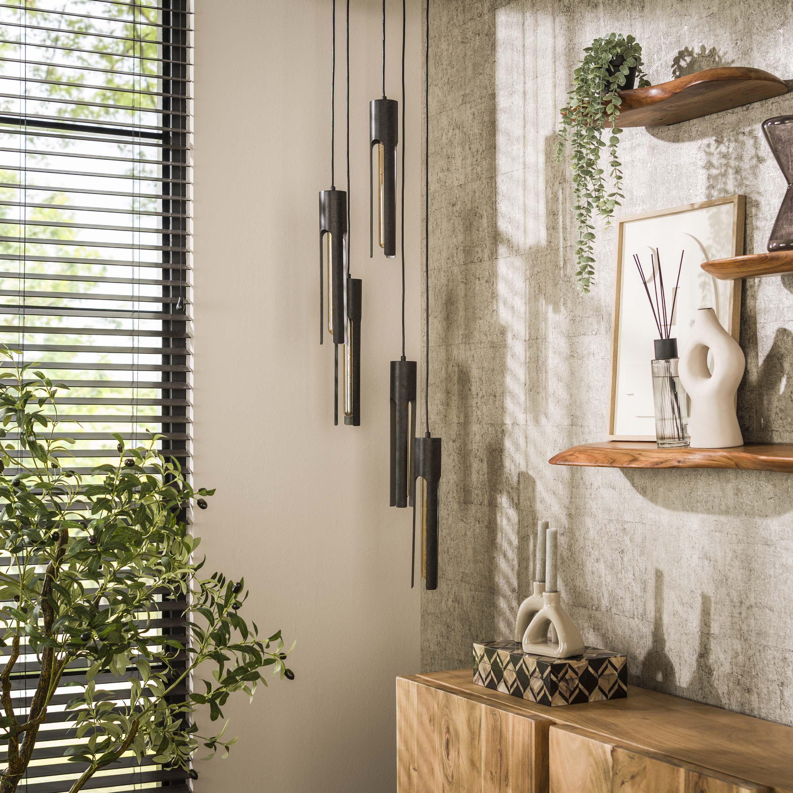 Závesné svietidlo „Fenora“ – stupňovité s 5 svetlami v čiernom tube dizajne