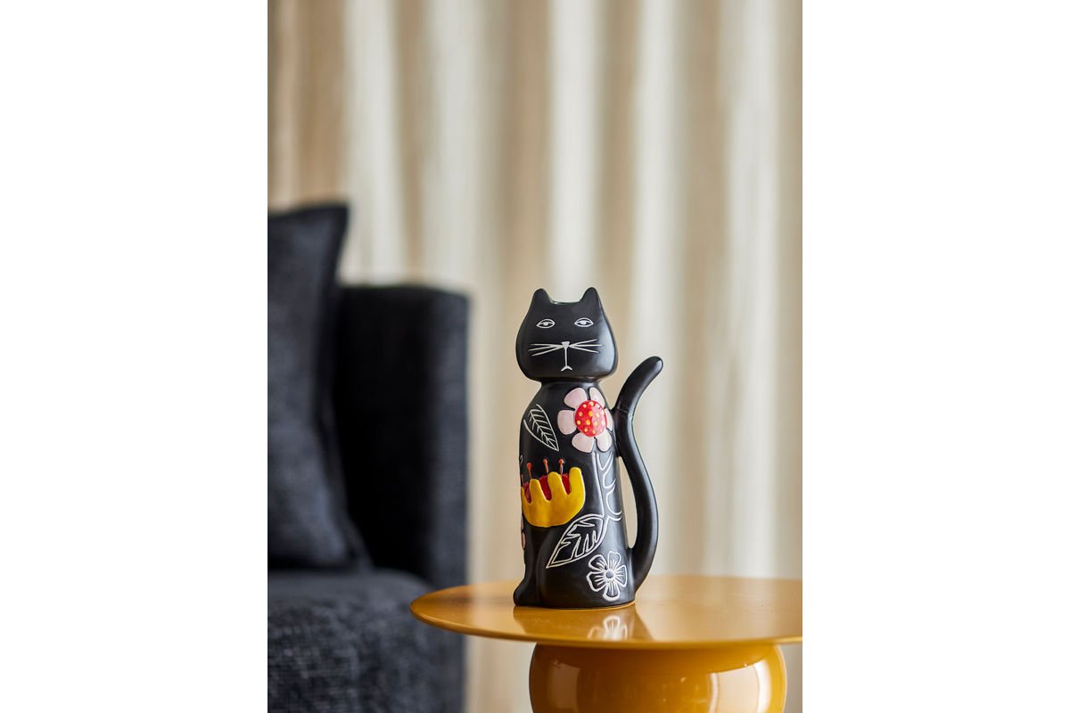 Kerzenhalter Nera – Handbemalte Katzenfigur mit floralen Akzenten