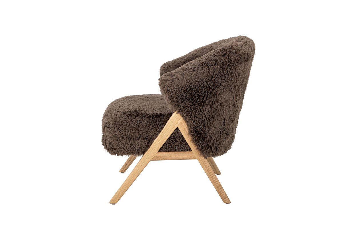 Lounge kreslo Ang – umelá kožušina a FSC® drevo v teplom hnedom odtieni