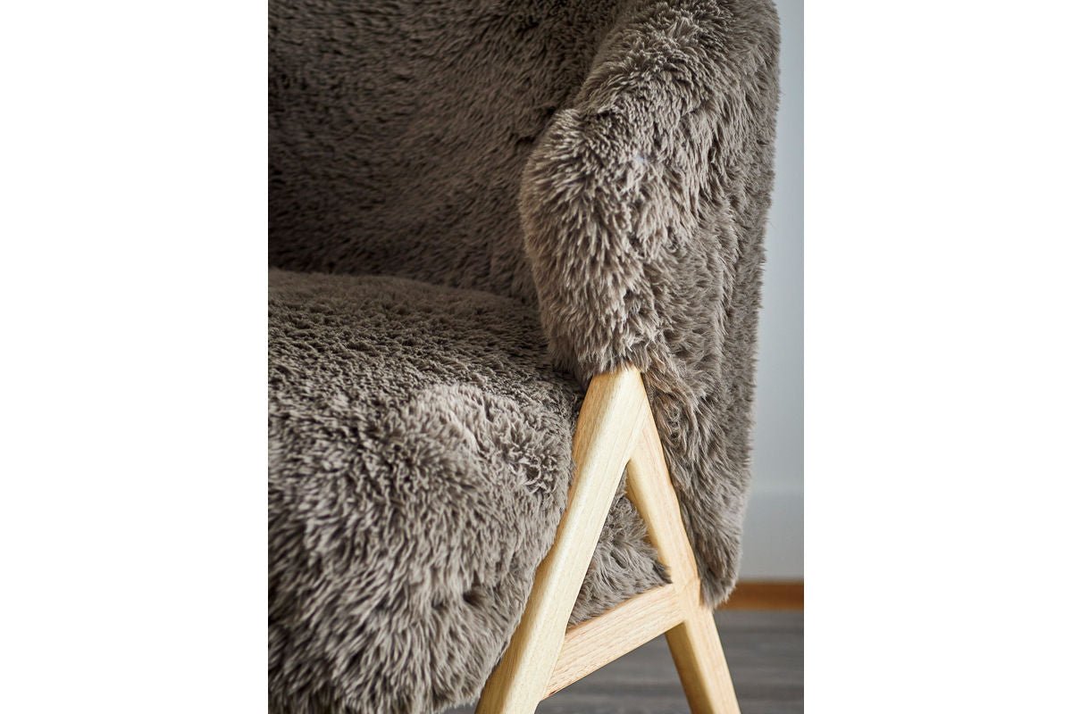 Lounge kreslo Ang – umelá kožušina a FSC® drevo v teplom hnedom odtieni