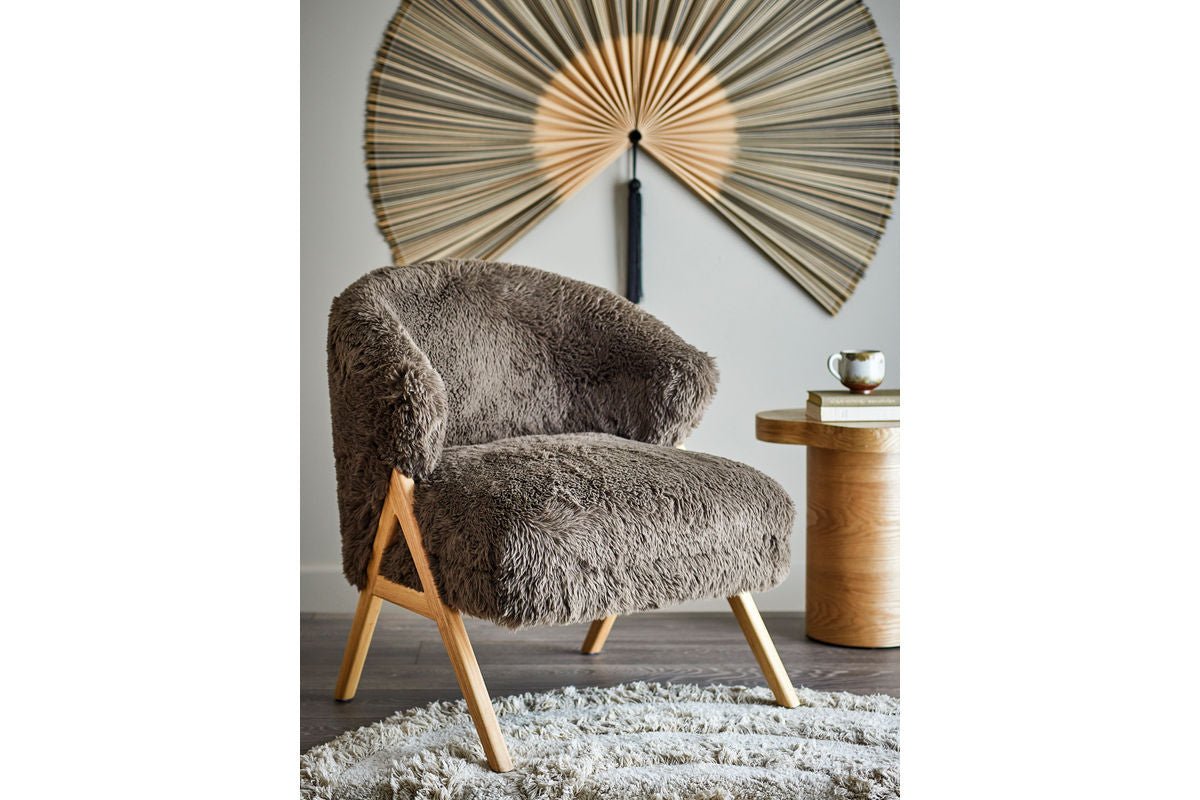 Lounge kreslo Ang – umelá kožušina a FSC® drevo v teplom hnedom odtieni