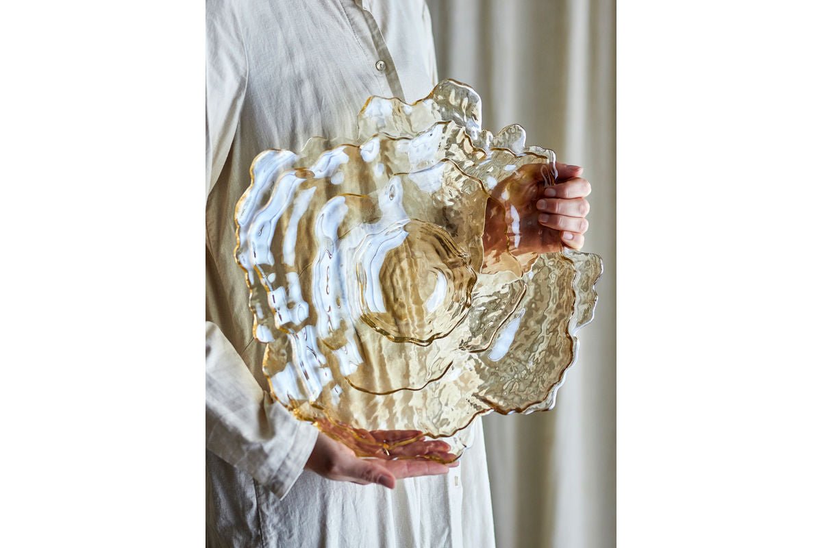 Miska Amiri – z prírodného skla s jemným vlnitým tvarom