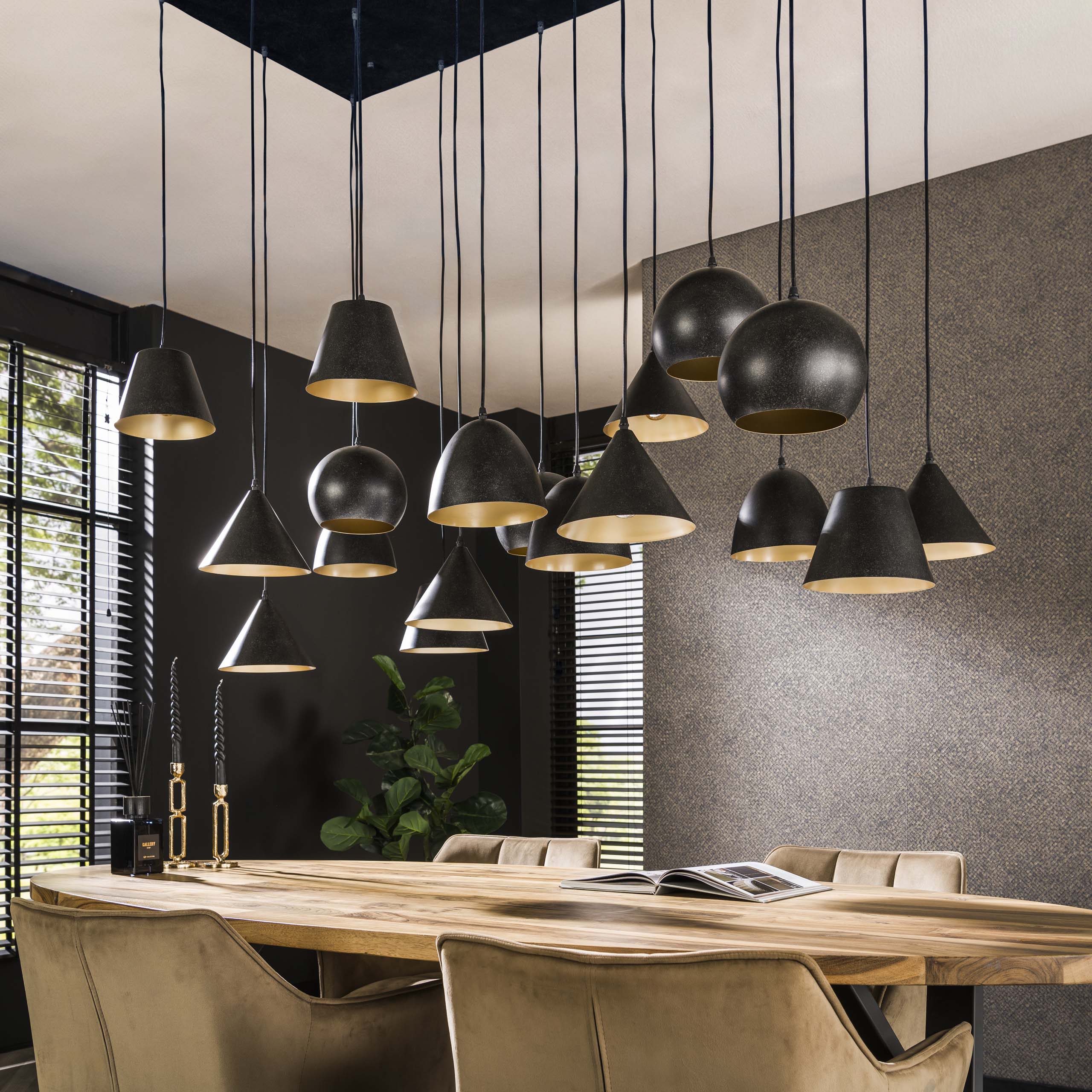 Pendelleuchte "Fionella“ – 18 runde und konische Lampenschirme aus Metall in schwarzem Finish