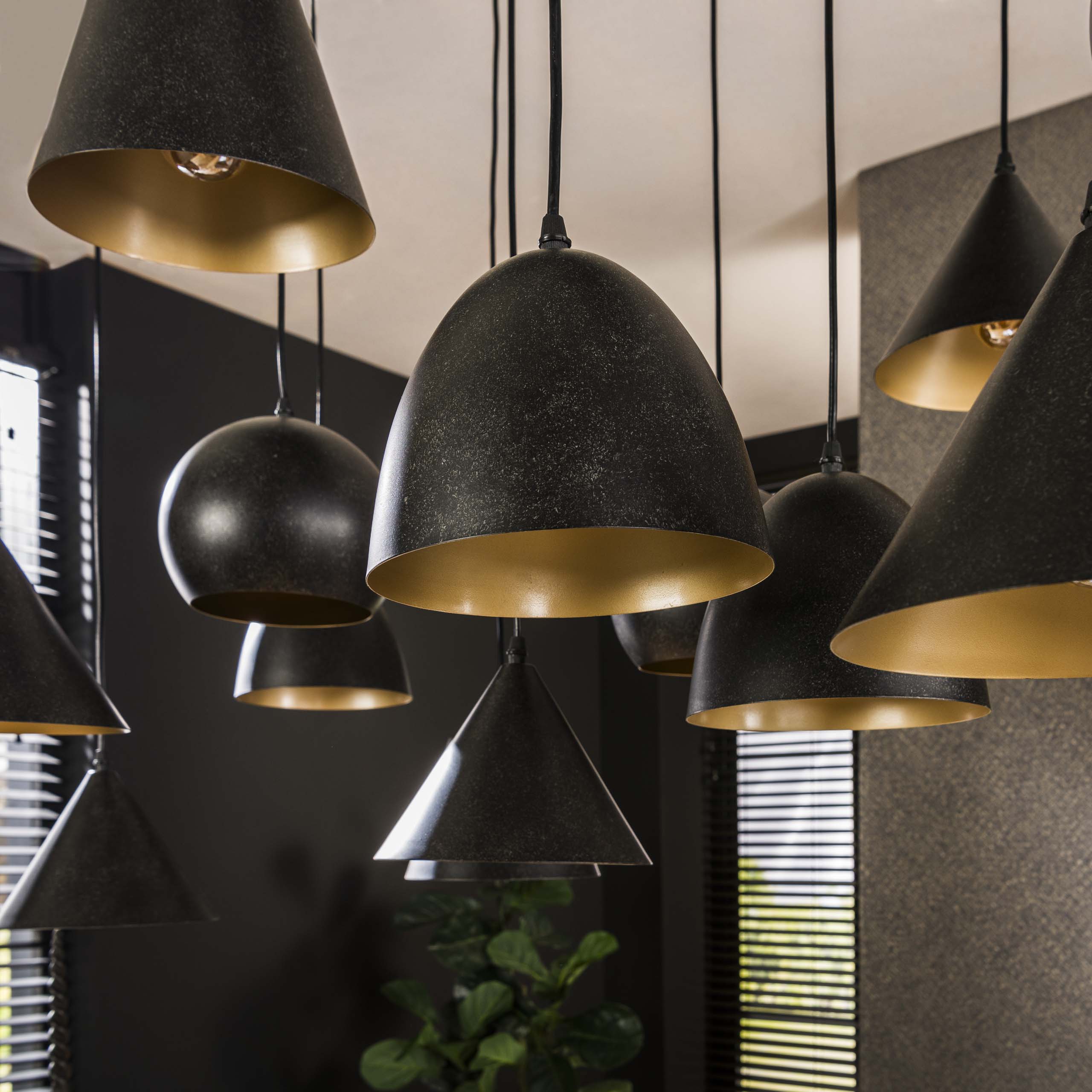 Pendelleuchte "Fionella“ – 18 runde und konische Lampenschirme aus Metall in schwarzem Finish