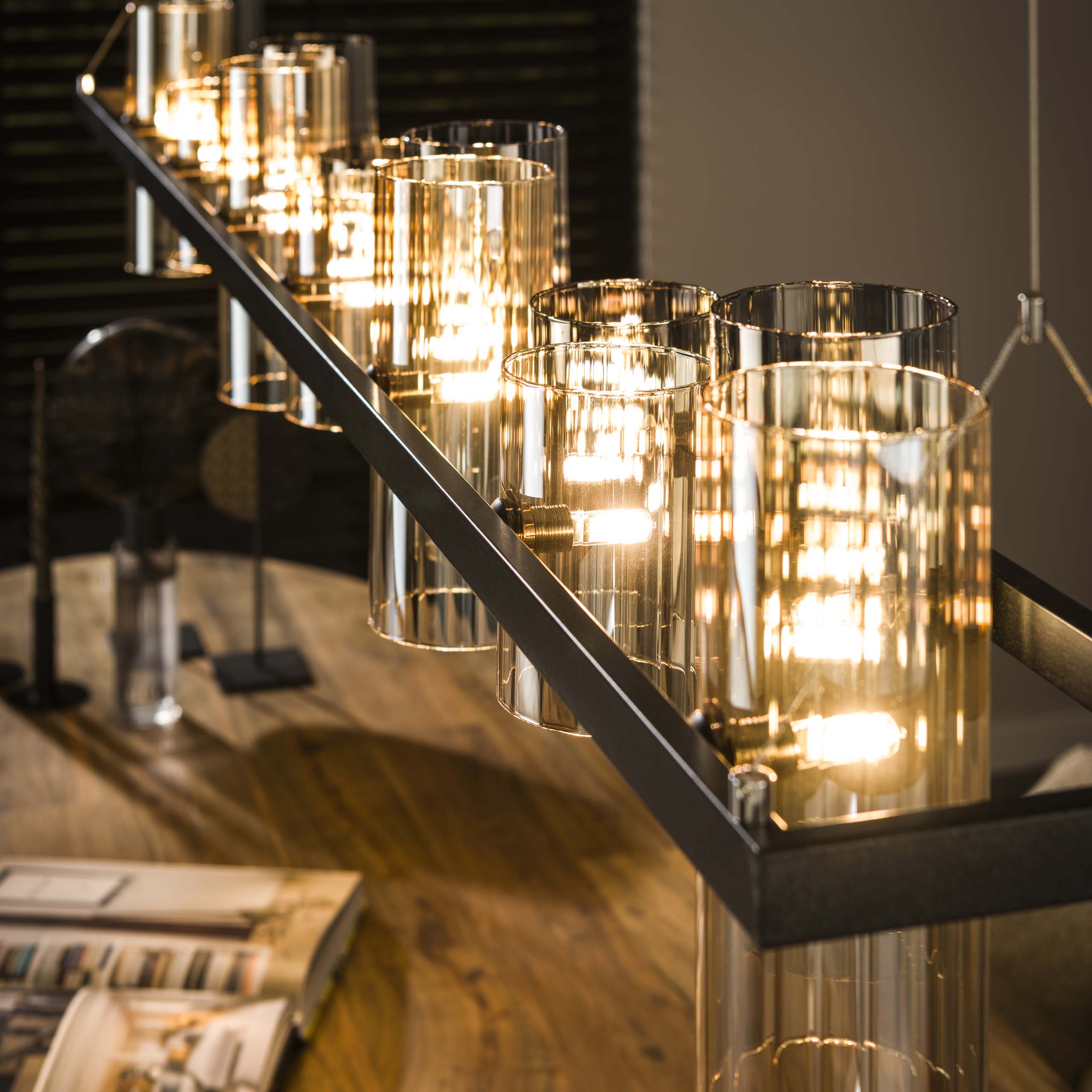 Závesné svietidlo "Melvira" – 14 valcových sklenených tienidiel v jantárovej a chrómovej úprave