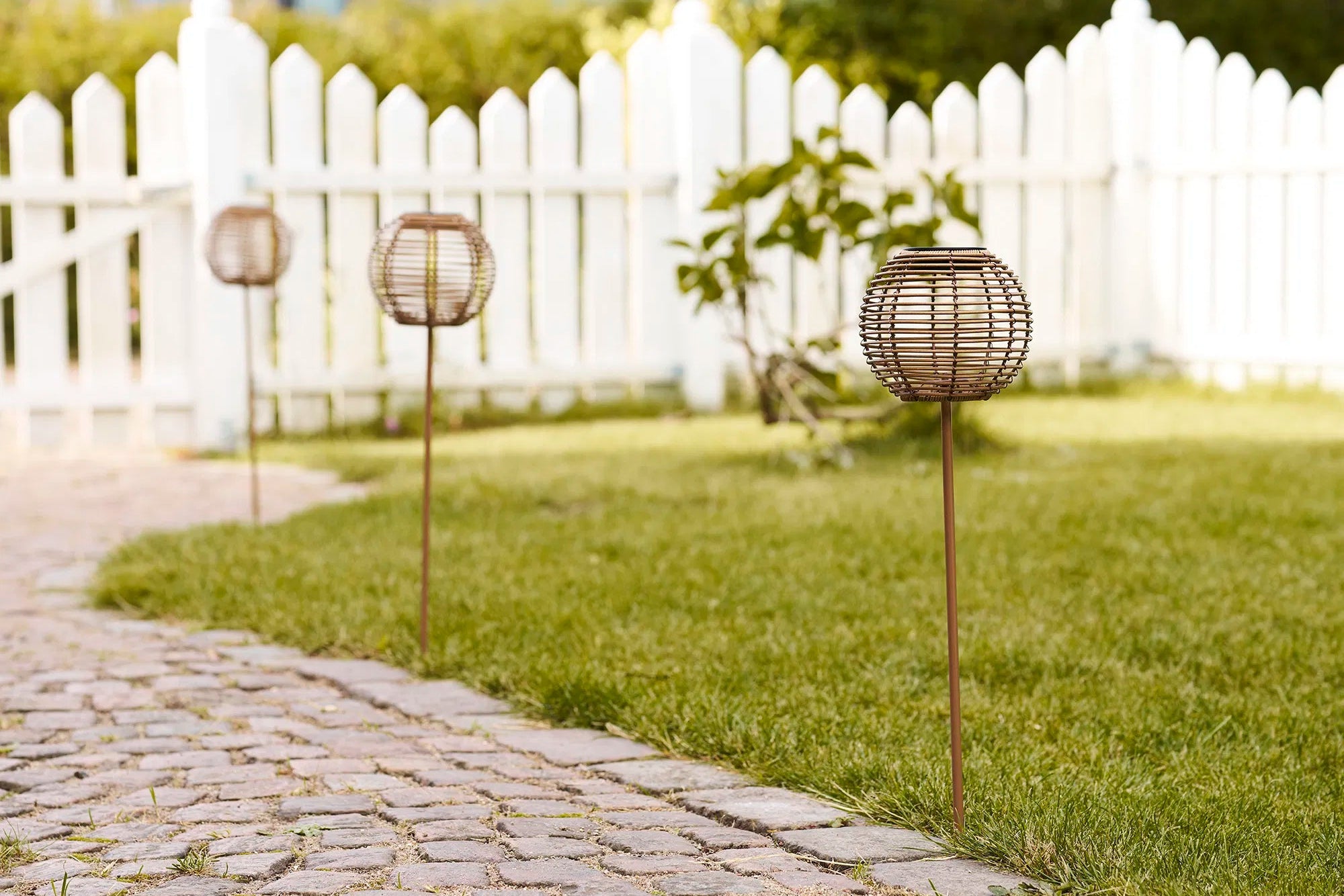 Záhradná solárna lampa „Elmara“ – odolná voči poveternostným vplyvom na balkón a vonkajšie priestory