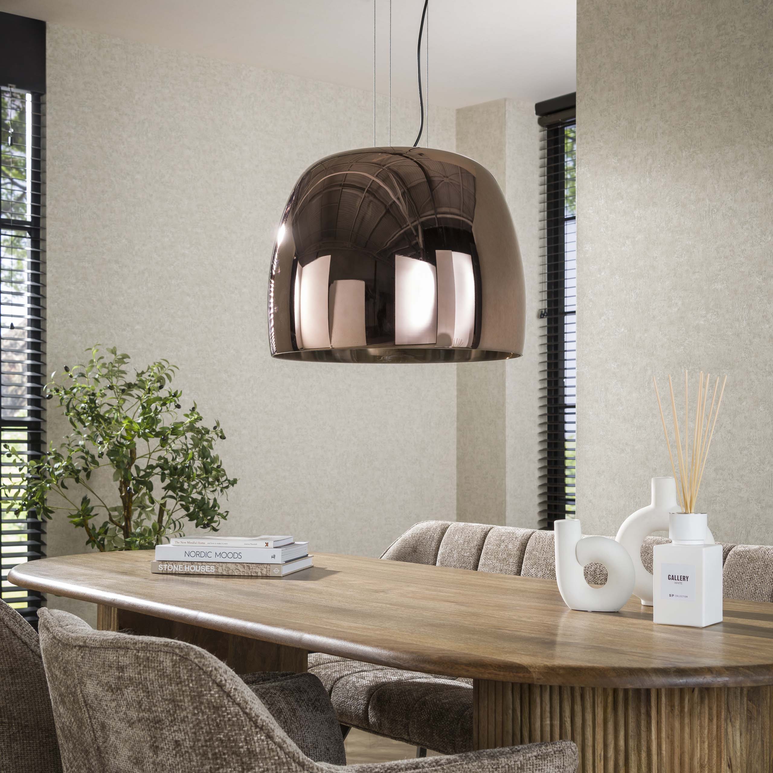 Závesná lampa „Avernis“ – Veľký tienidlo v prevedeniach jantár, meď a chróm