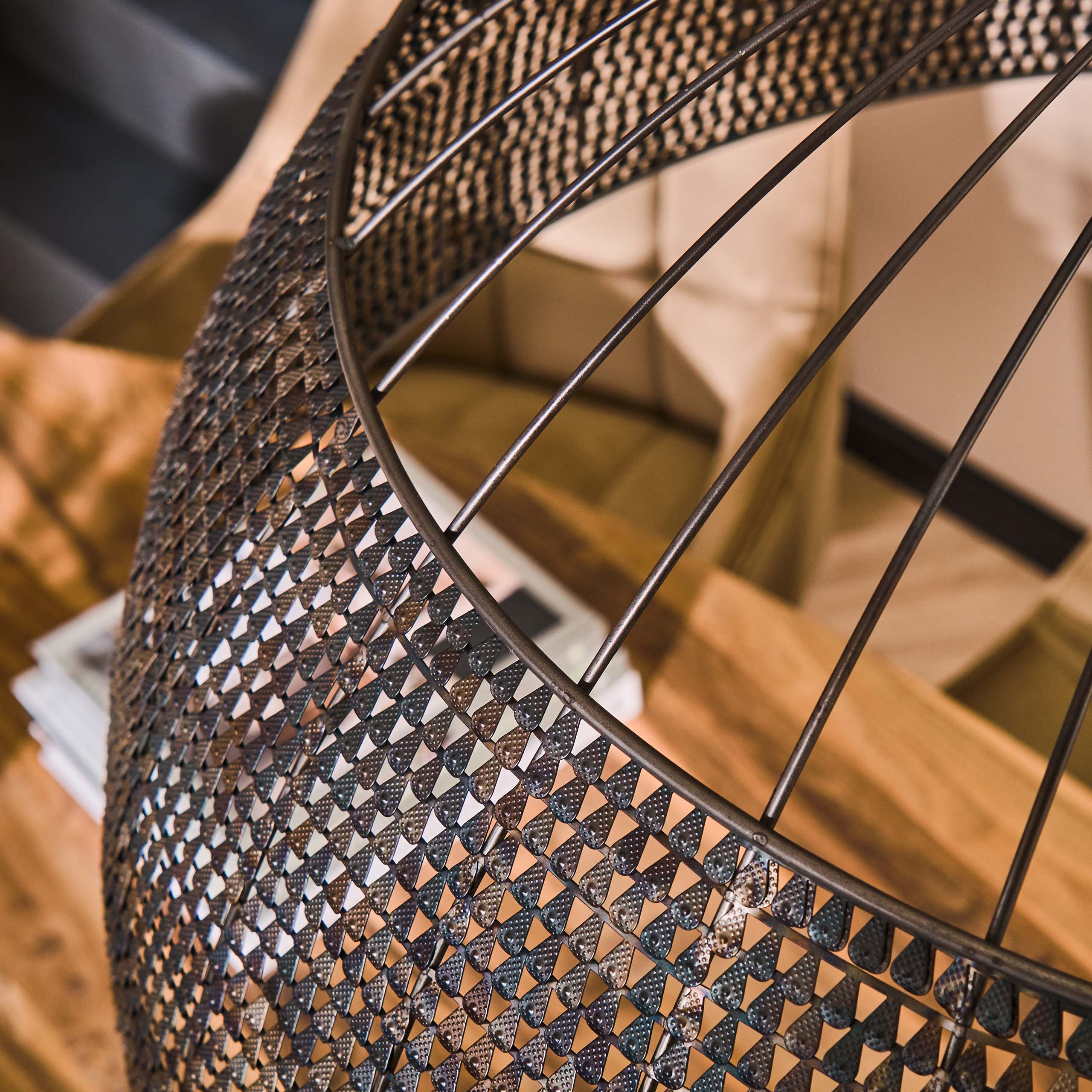 Závesná lampa "Satoria" – Ručne vyrobený polkruhový tienidlo z kovu v čierno-bronzovej farbe