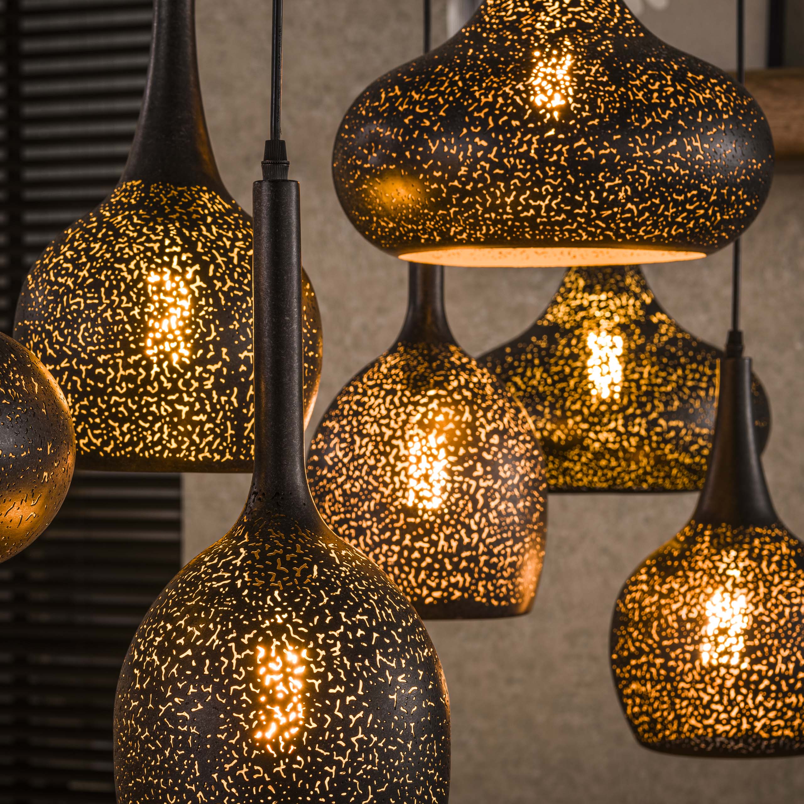 Pendelleuchte "Virena“ – Mit 7 individuellen, handgefertigten Lampenschirmen in Schwarz