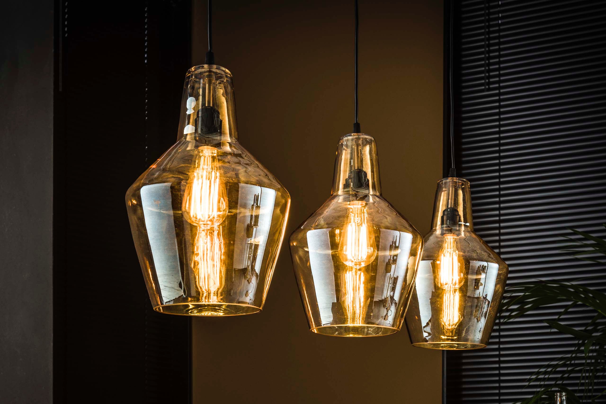 Závesné svietidlo Virello – kužeľovité sklenené tienidlá v starostriebornom prevedení (3-plamenné)