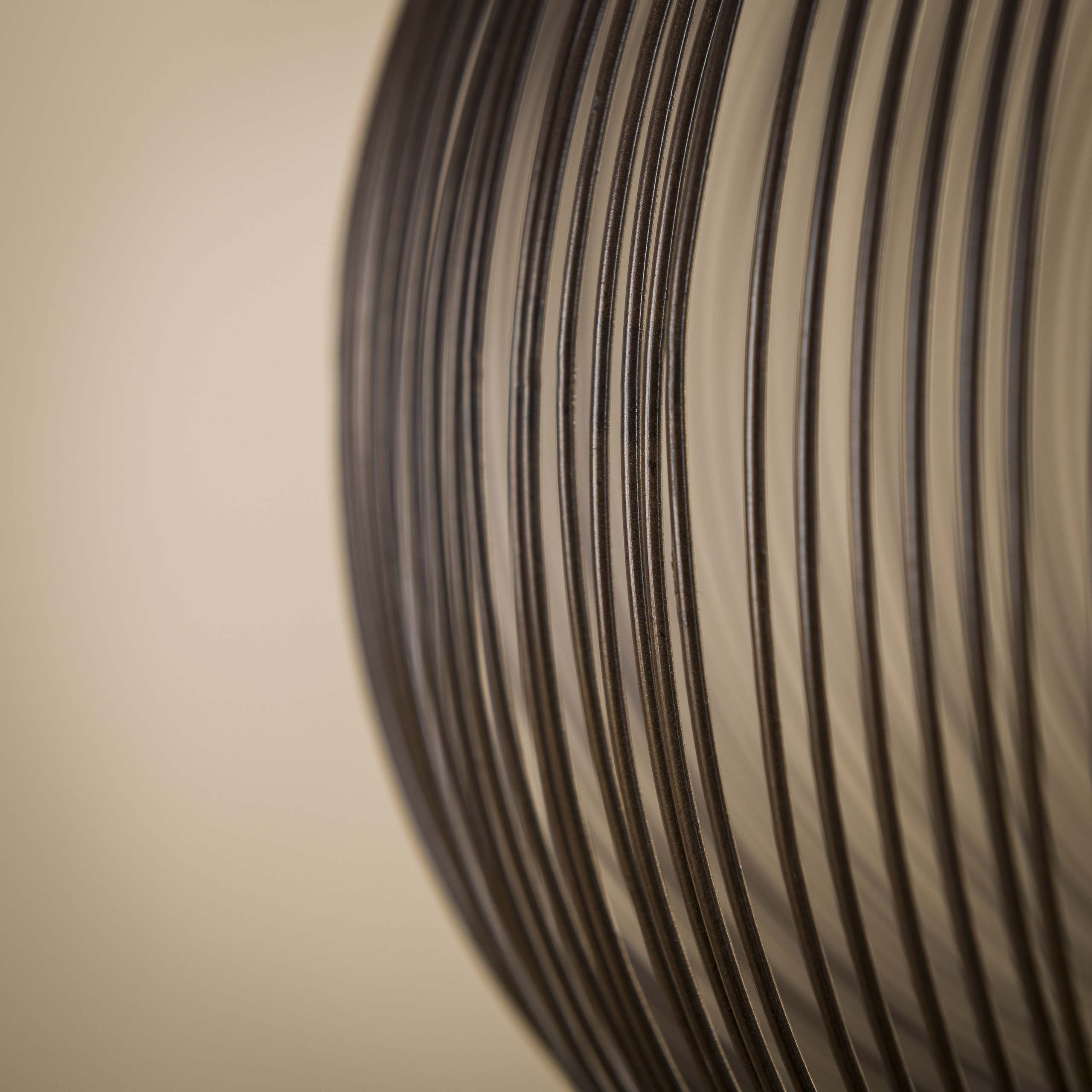 Závesné svietidlo Aurex – kovový disk v čiernom nikli so zlatými akcentmi