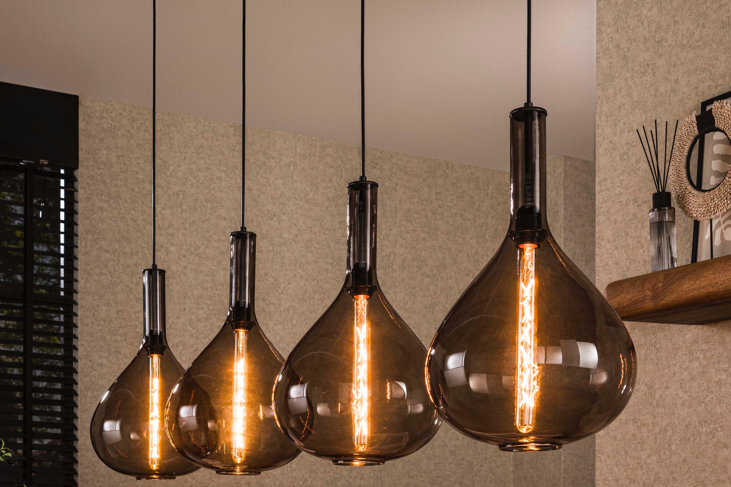 Závesné svietidlo Noira – tienidlá z dymového skla v odtieni Artic Czarny (so štyrmi svetlami)