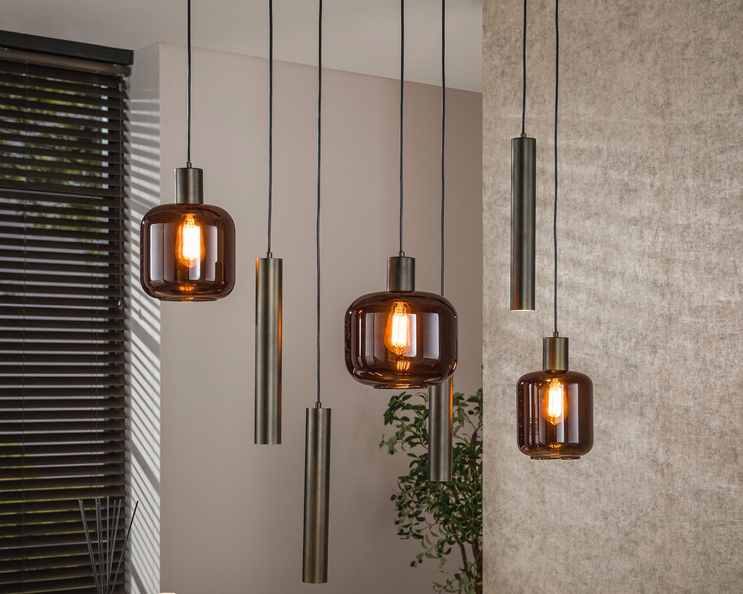 Závesné svietidlo Sokka – 7 svietidiel s kovovými a sklenenými tienidlami v hnedej