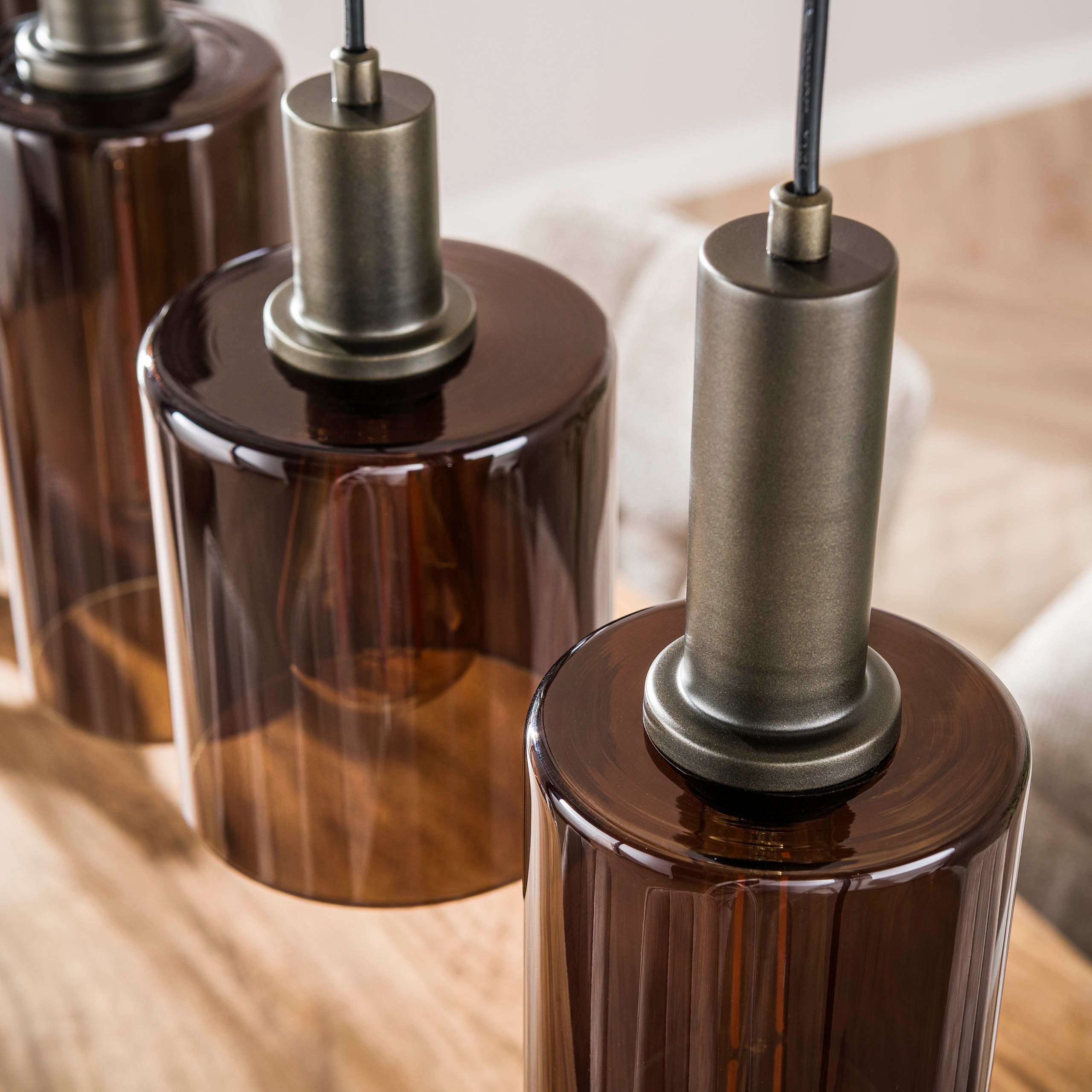 Závesné svietidlo Ayu – valcové sklenené tienidlá v hnedej farbe (6-plamenné)