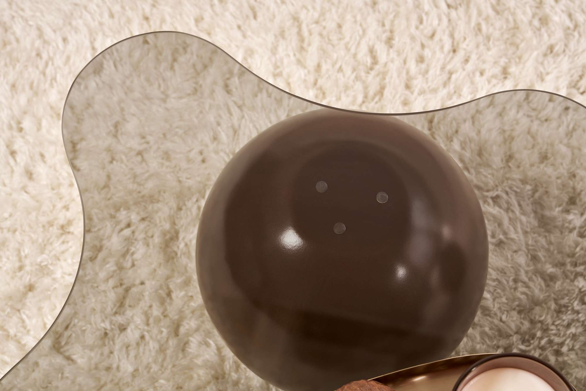 Konferenčný stolík Trevano - tvrdená sklenená doska stola s vlnkovým obrysom