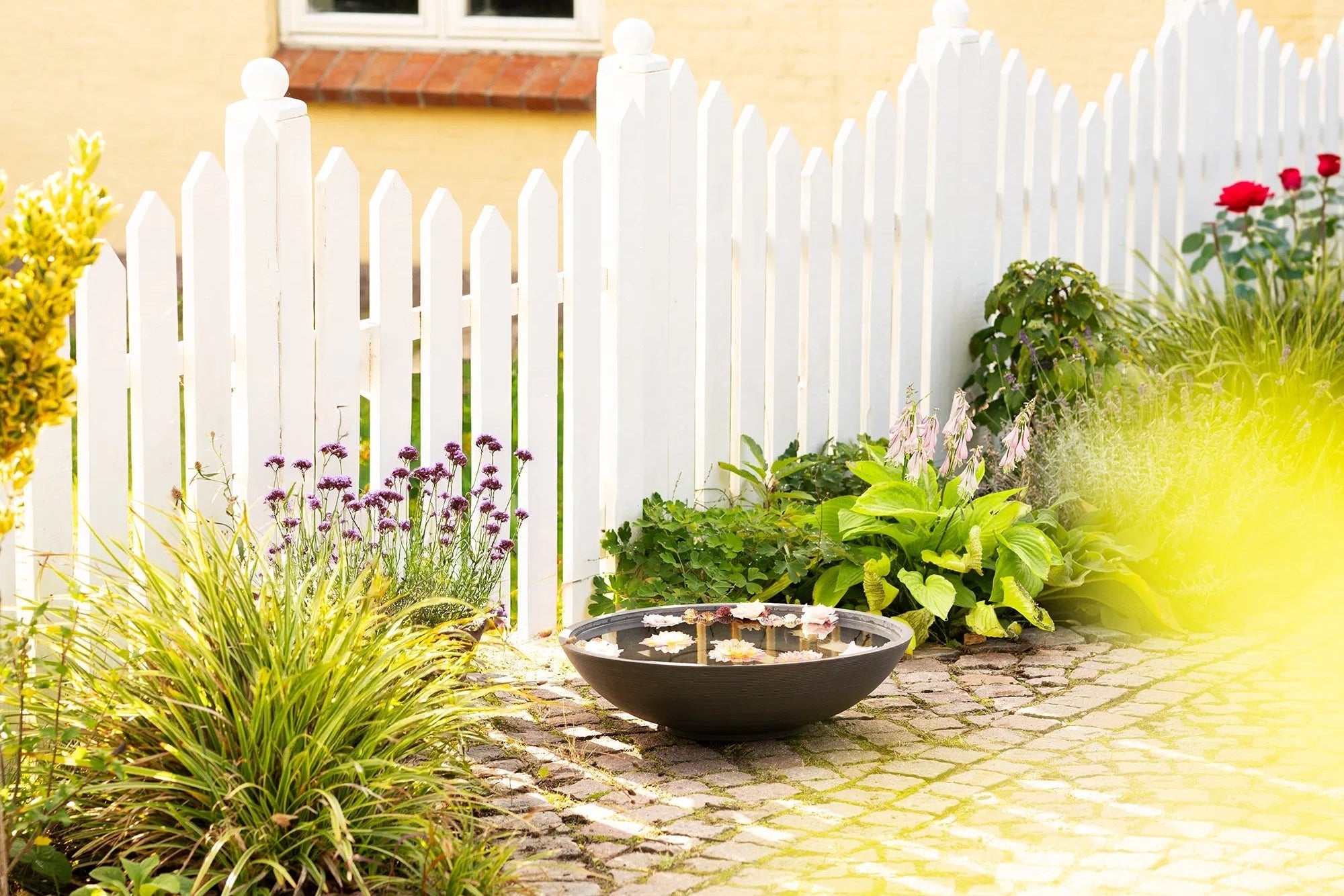 Záhradná vodná misa Aldrenor – štýlová kvetinová misa v tmavosivej farbe