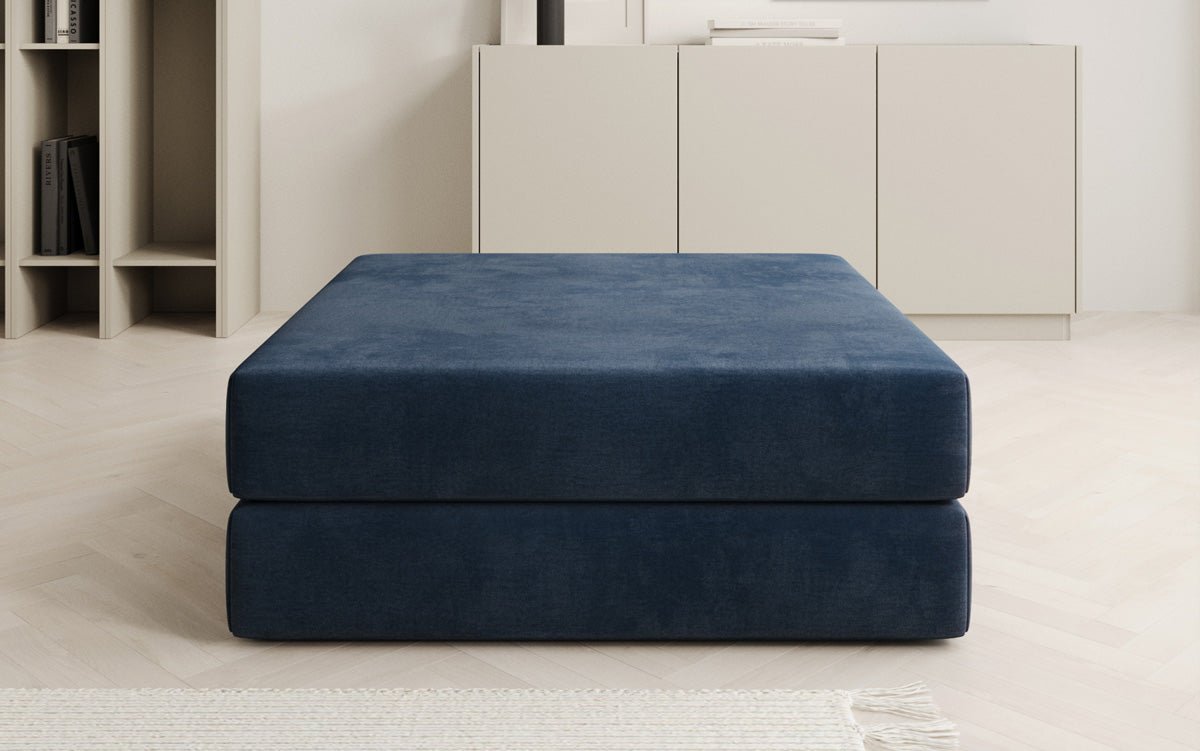 Pomocná stolička Lazy v zamatovom prevedení