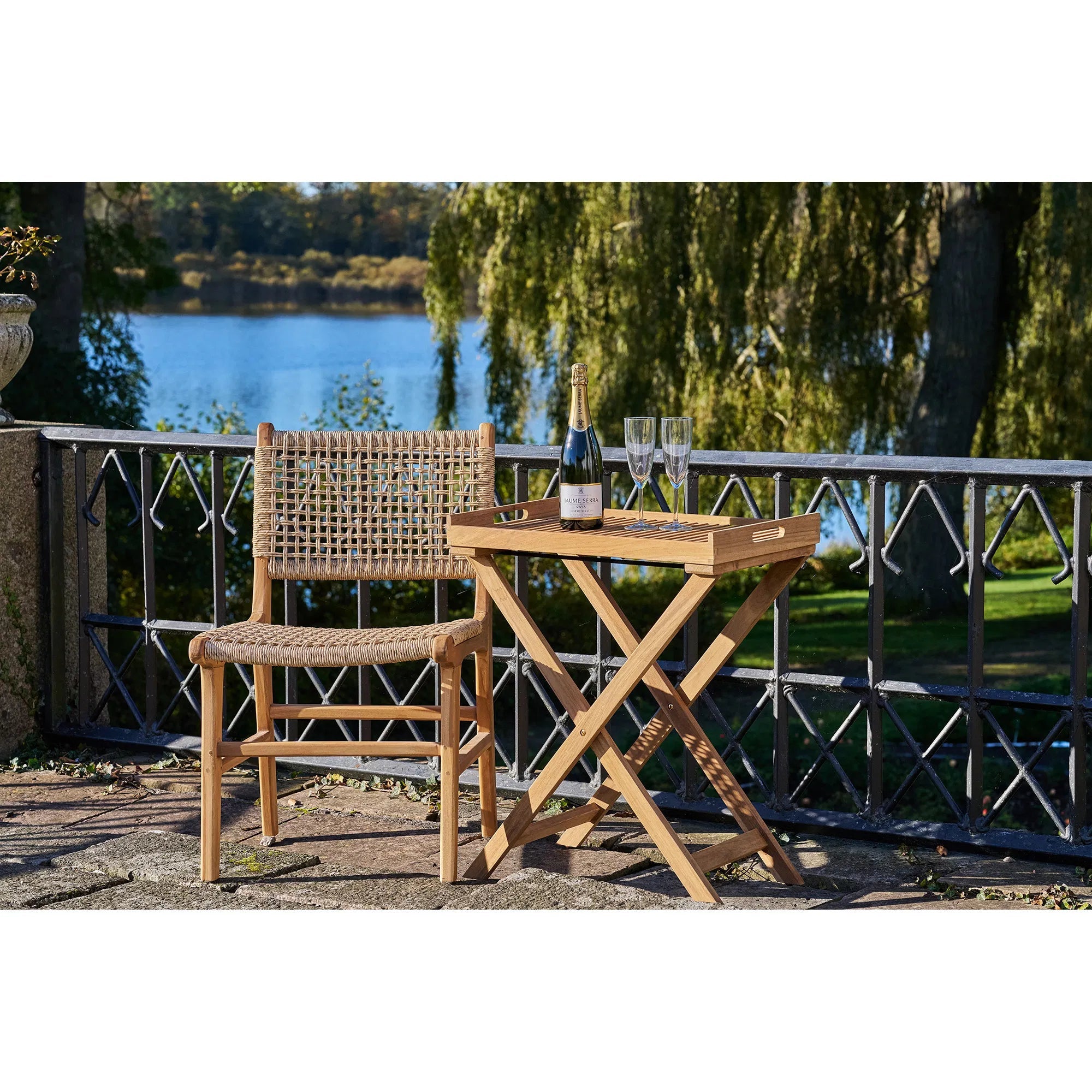 Príručný stolík Riviera z teakového dreva s odnímateľným podnosom