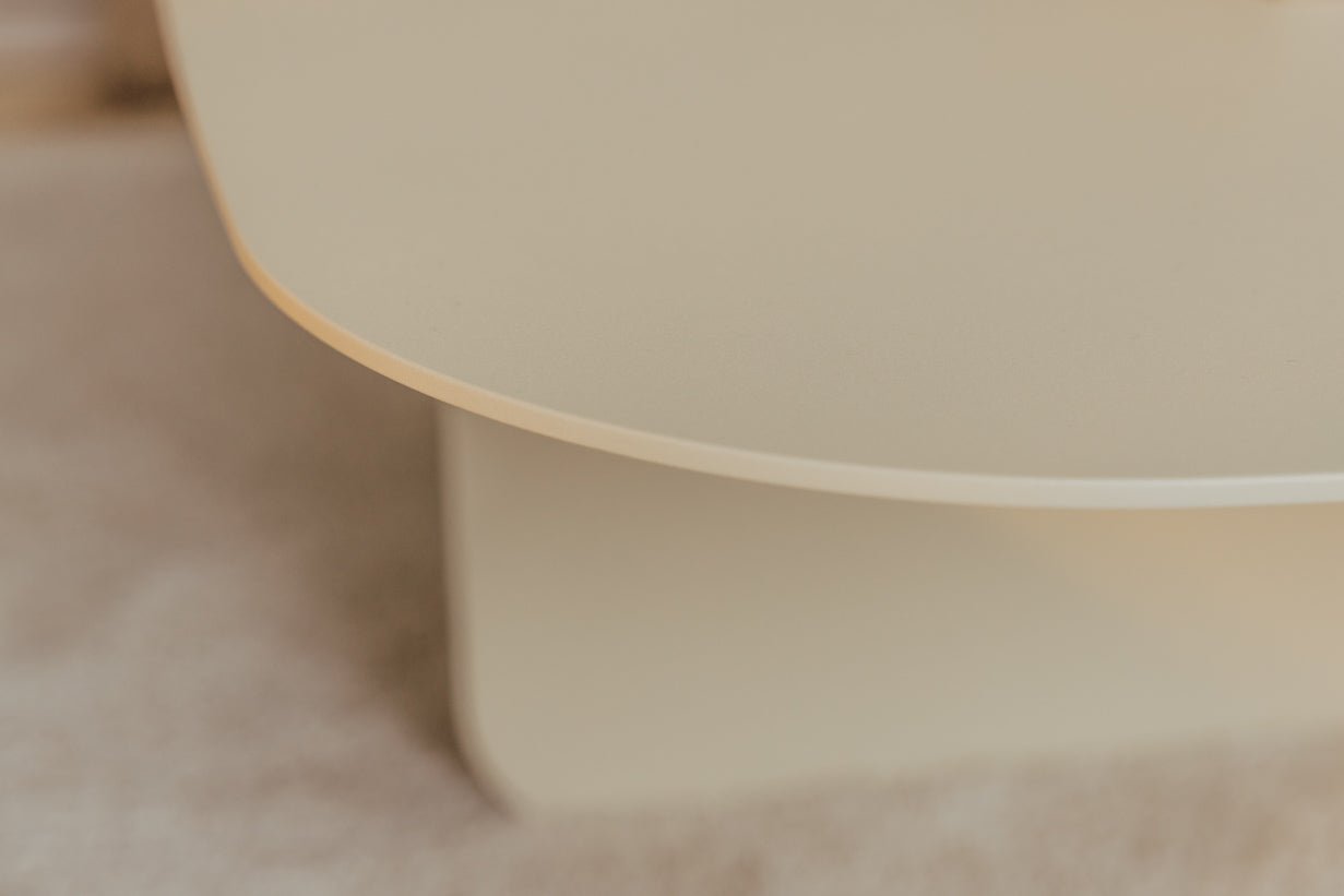 Couchtisch Livia – Japandi Design aus pulverbeschichtetem Blech