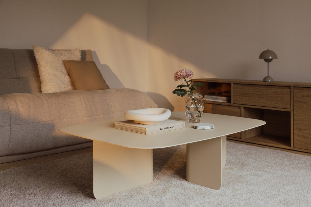 Couchtisch Livia – Japandi Design aus pulverbeschichtetem Blech