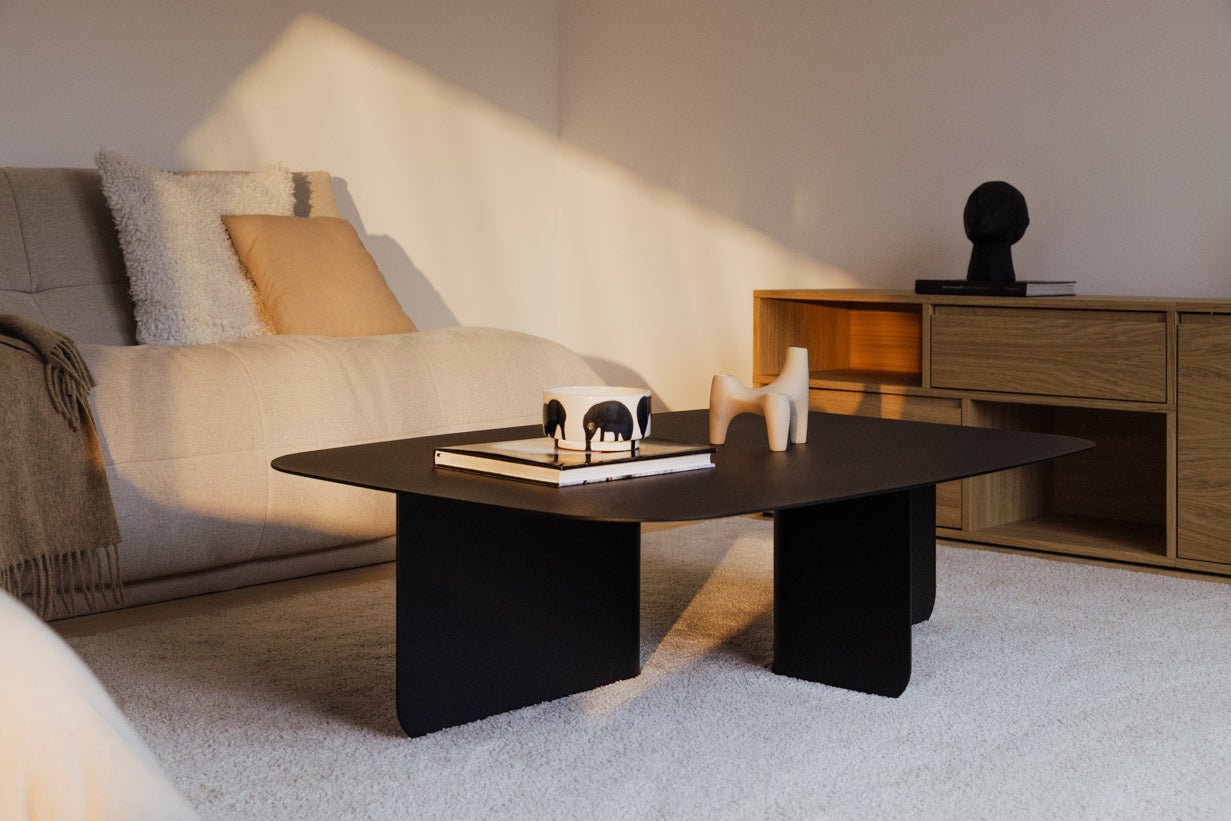 Konferenčný stolík Livia – Japandi dizajn z práškovo lakovaného plechu