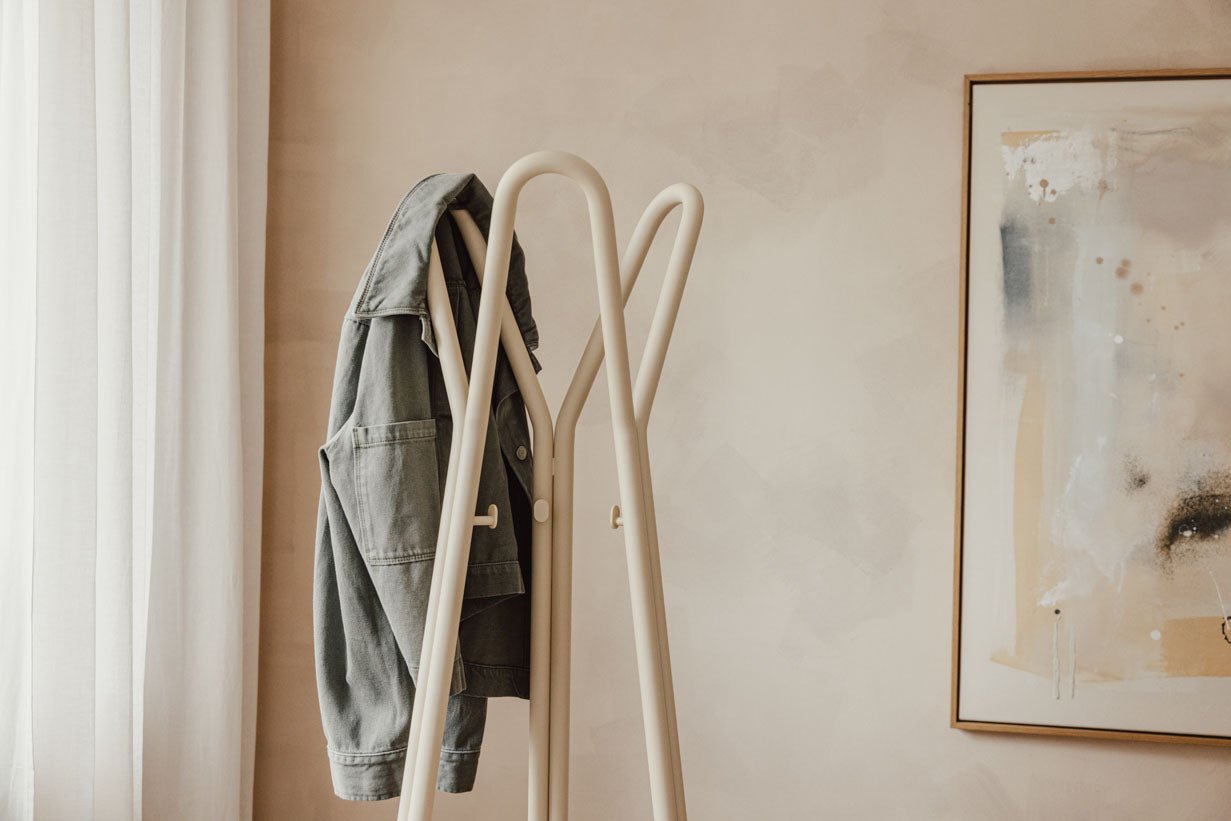 Garderoba Charles – minimalistický stojan na chodbu z ocele