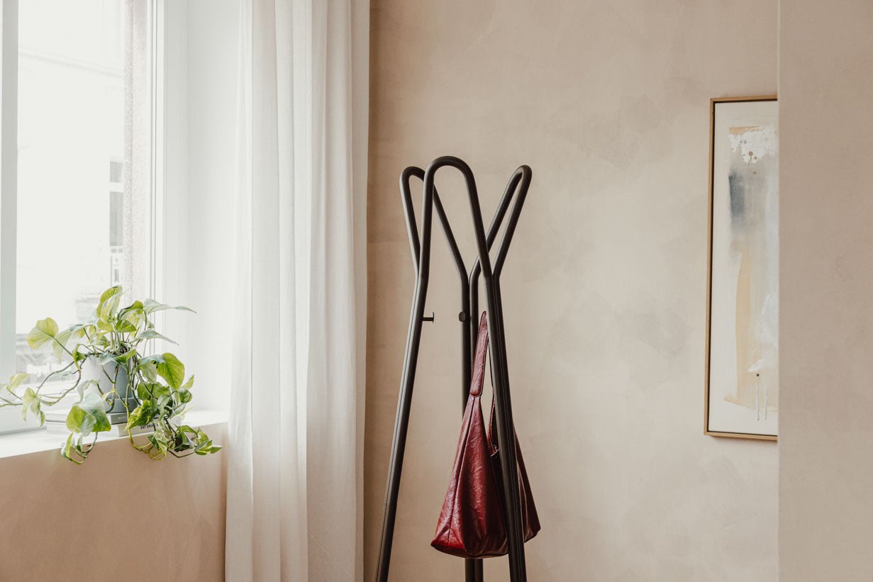 Garderoba Charles – minimalistický stojan na chodbu z ocele