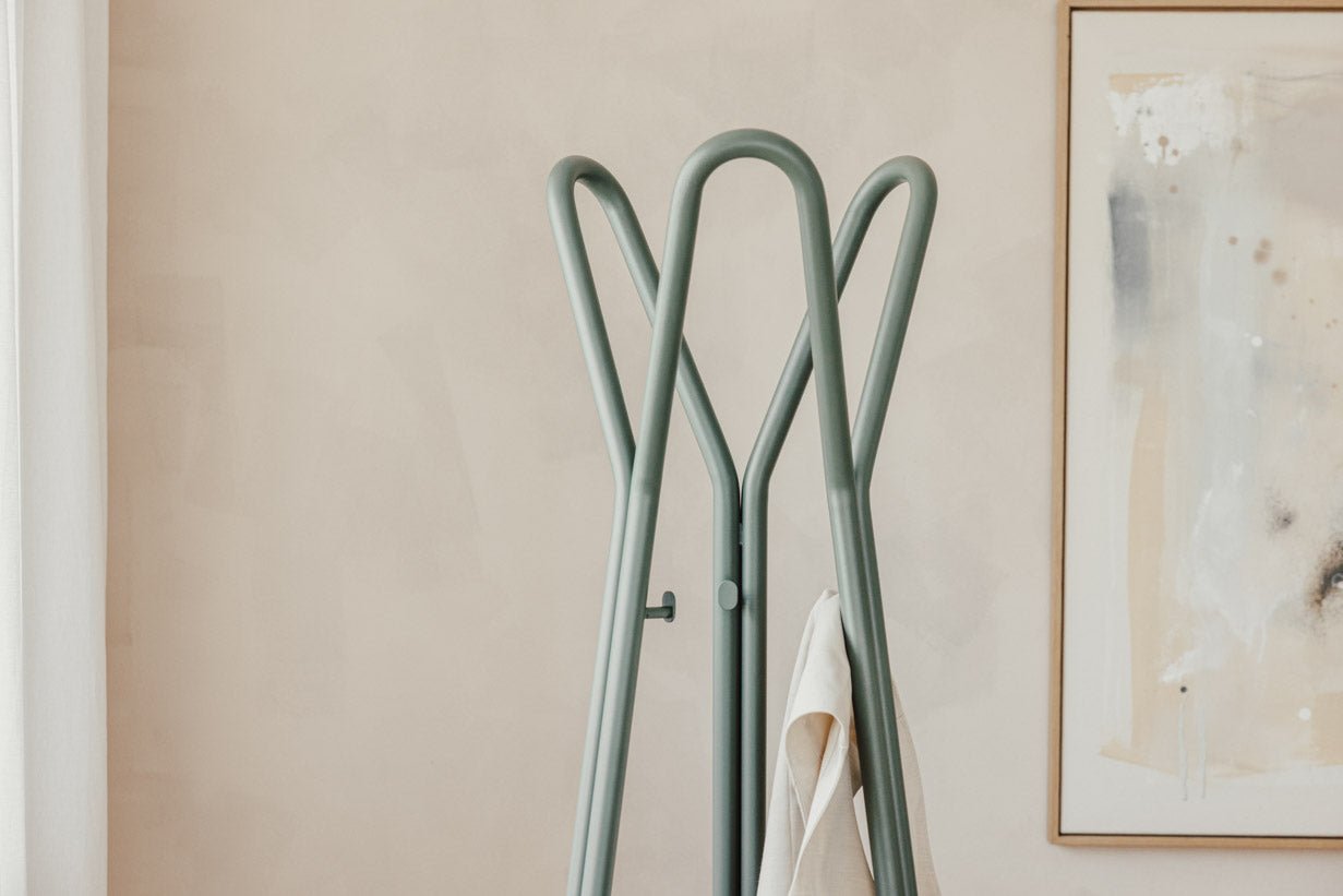 Garderoba Charles – minimalistický stojan na chodbu z ocele